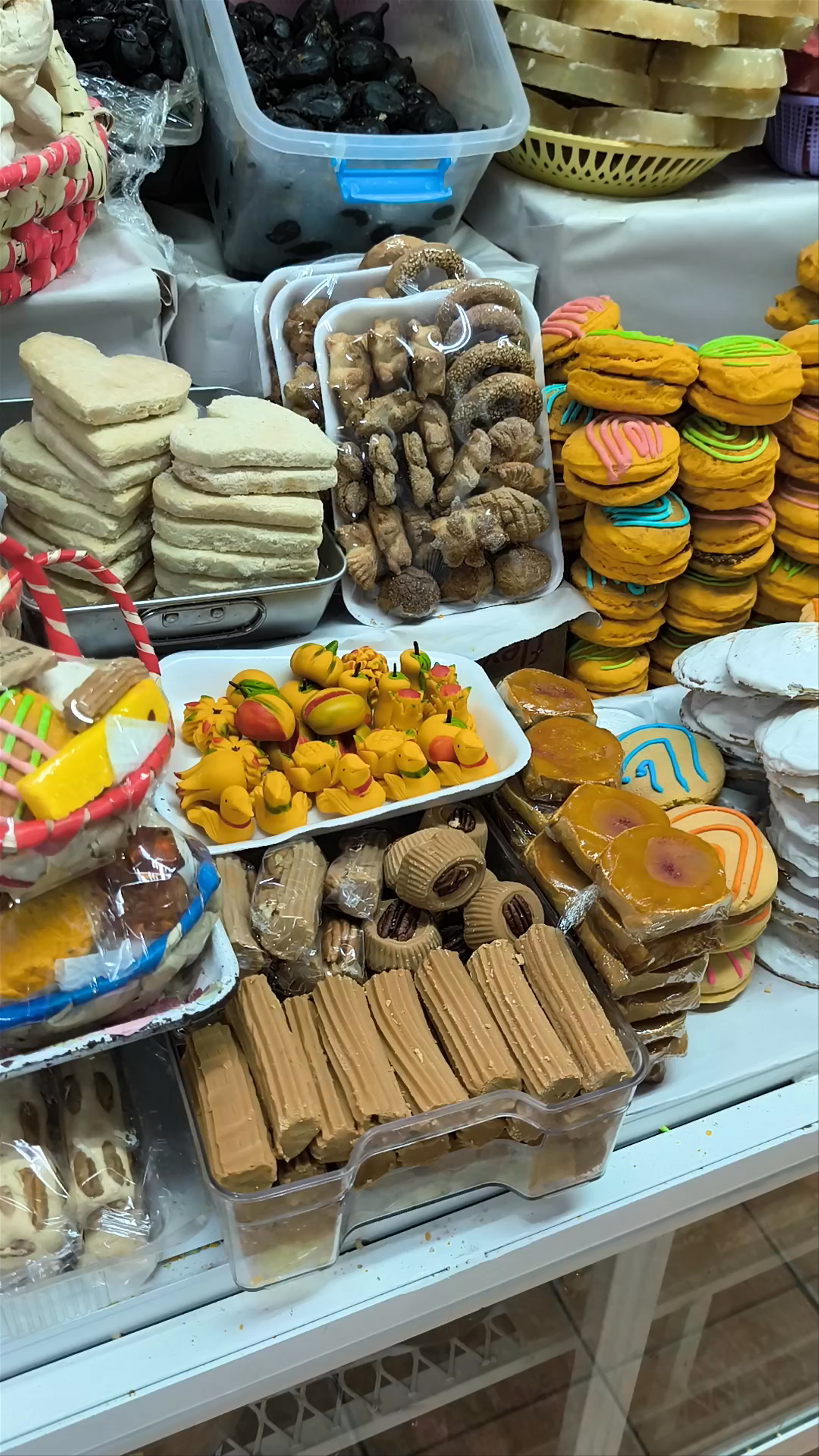 Mercado de Dulces y Artesanías Ámbar: A Sweet and Colorful San Cristóbal Experience