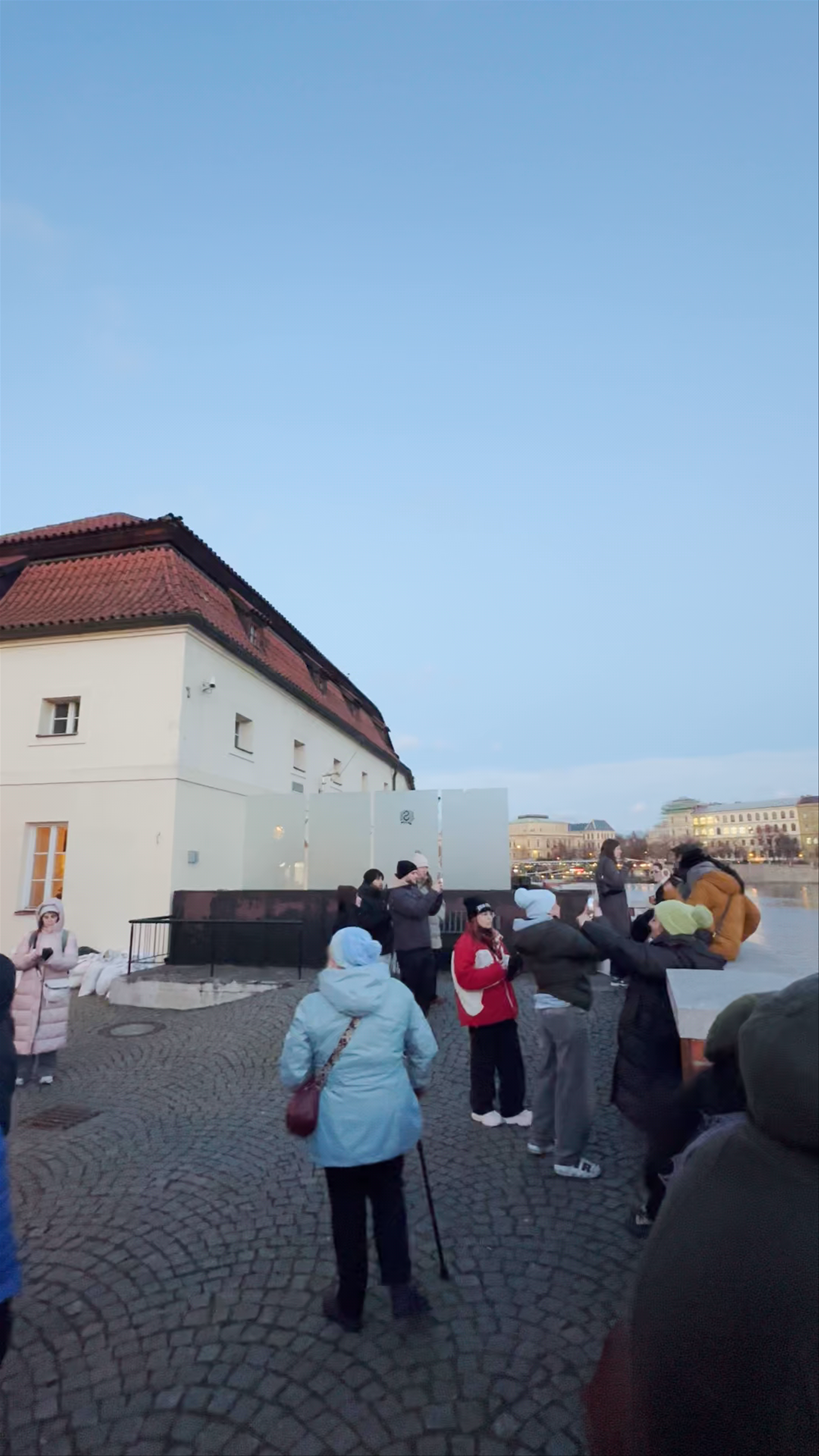 Pláž se zvířátky: Charming Riverside Moments in Malá Strana, Prague