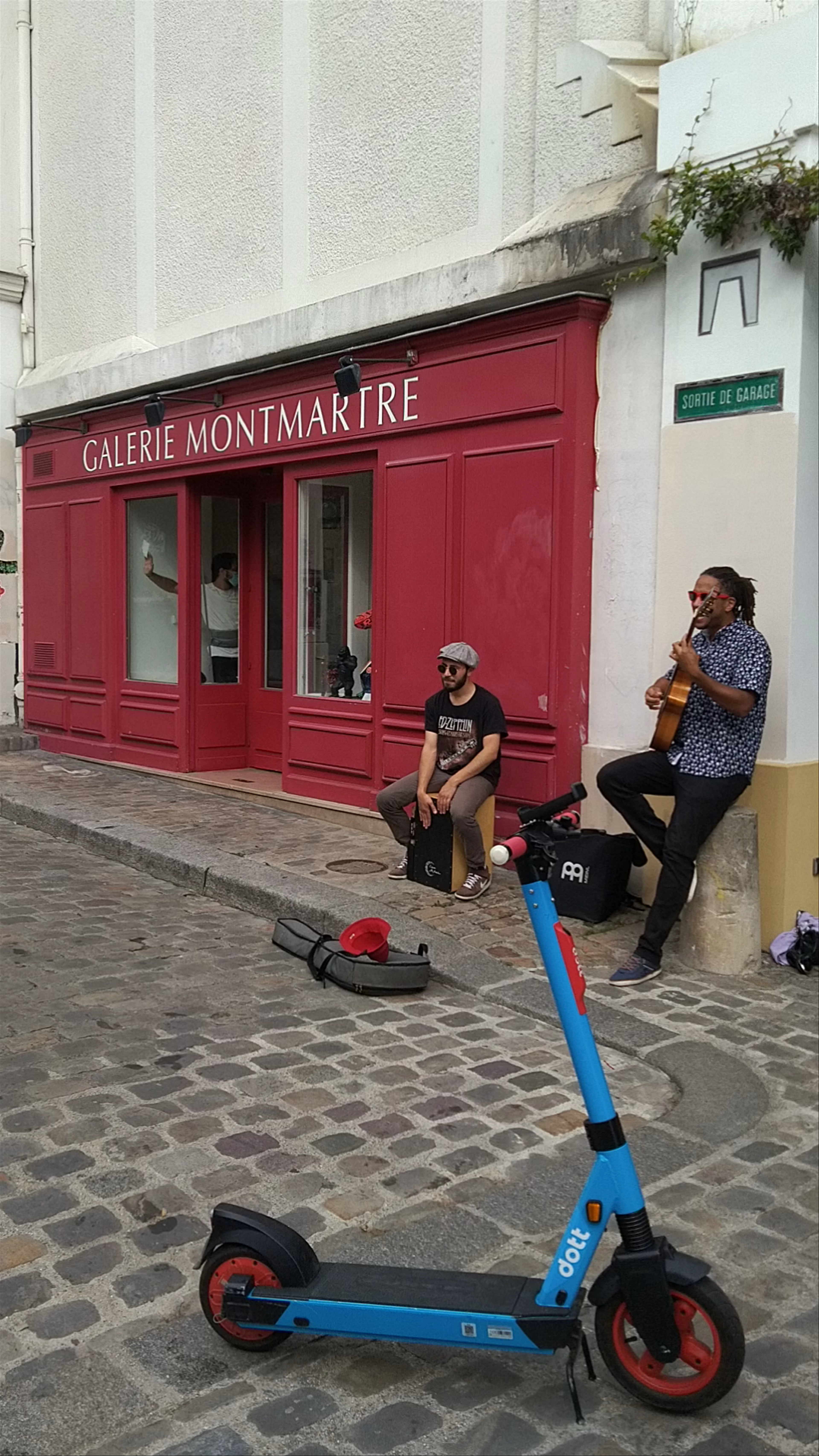 Montmartre Street Music Vibes in Paris