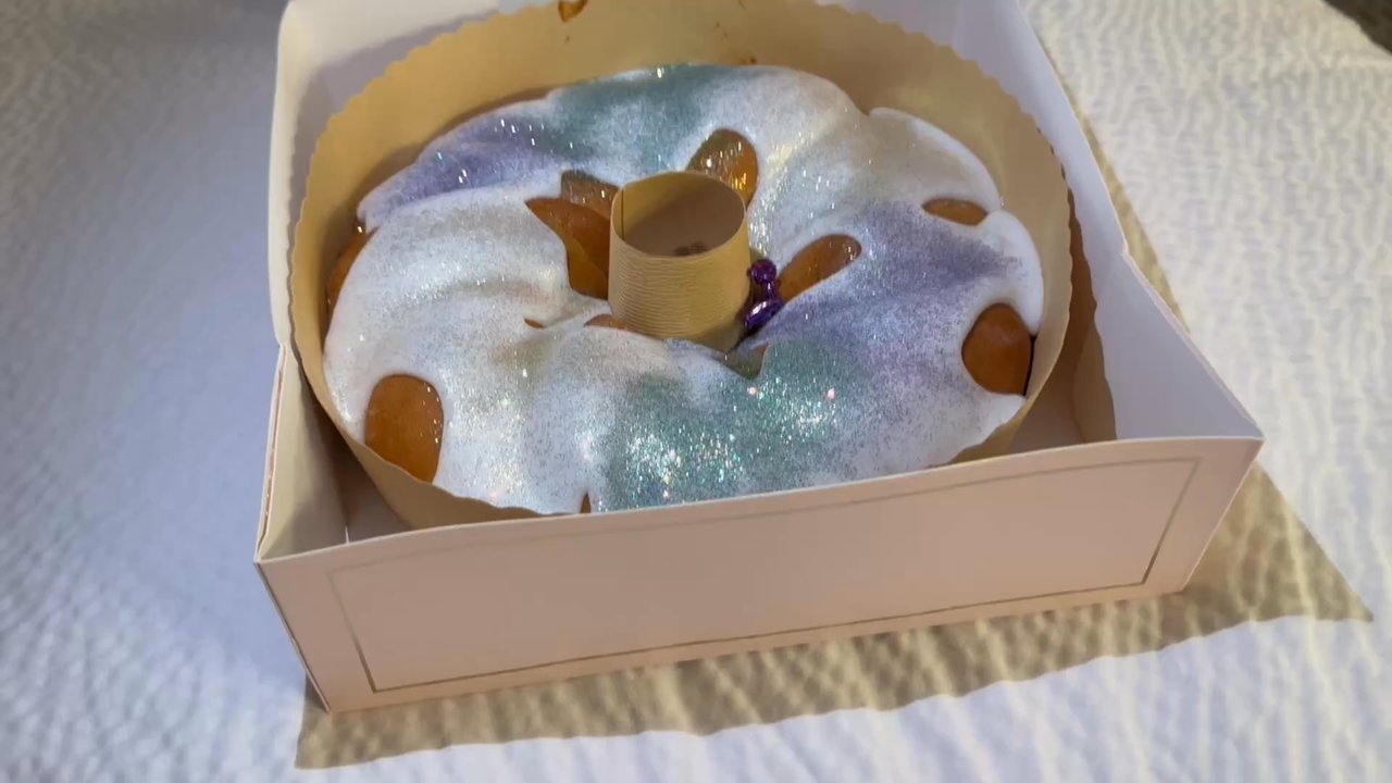 Sucre - king cake - Macarons Near Me - New Orleans, Louisiana