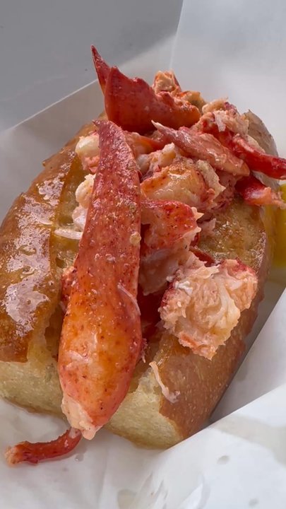 Fat Cheeks Hawaii - Buttery lobster roll - Sandwiches Near Me - Honolulu, Hawaii