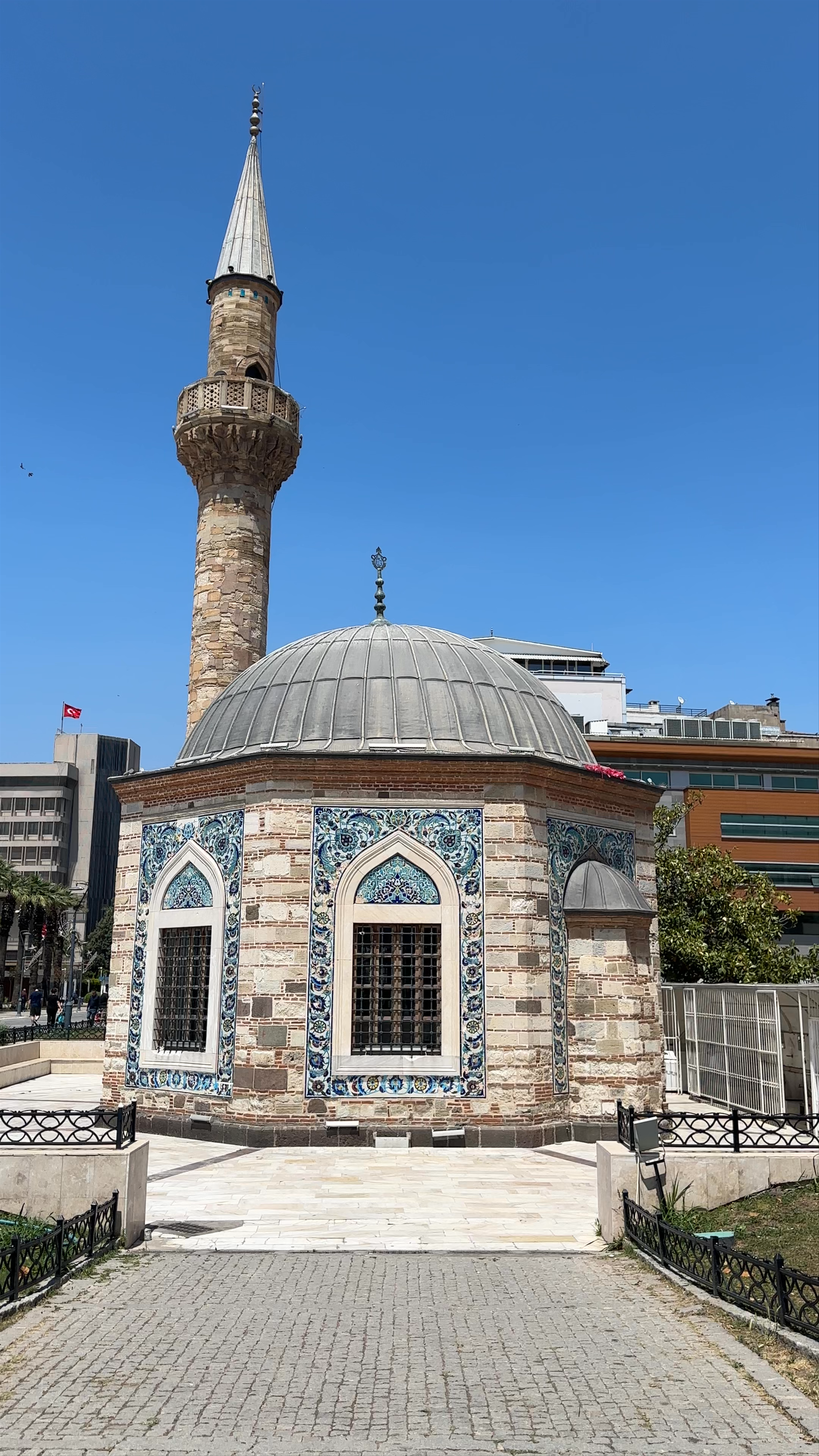 Konak Mosque: Timeless Beauty in the Heart of İzmir