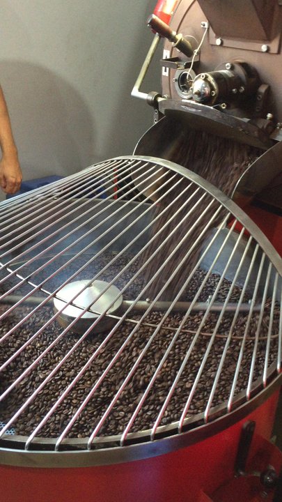 Becking Kaffee - Geröstete Bohnen werden zur Kühlung eingefüllt - Cafes Near Me - Hamburg, HH