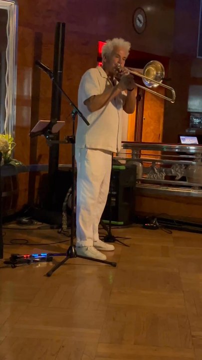 The Observation Bar - Wonderful musician on a Friday night - Bars Near Me - Long Beach, California