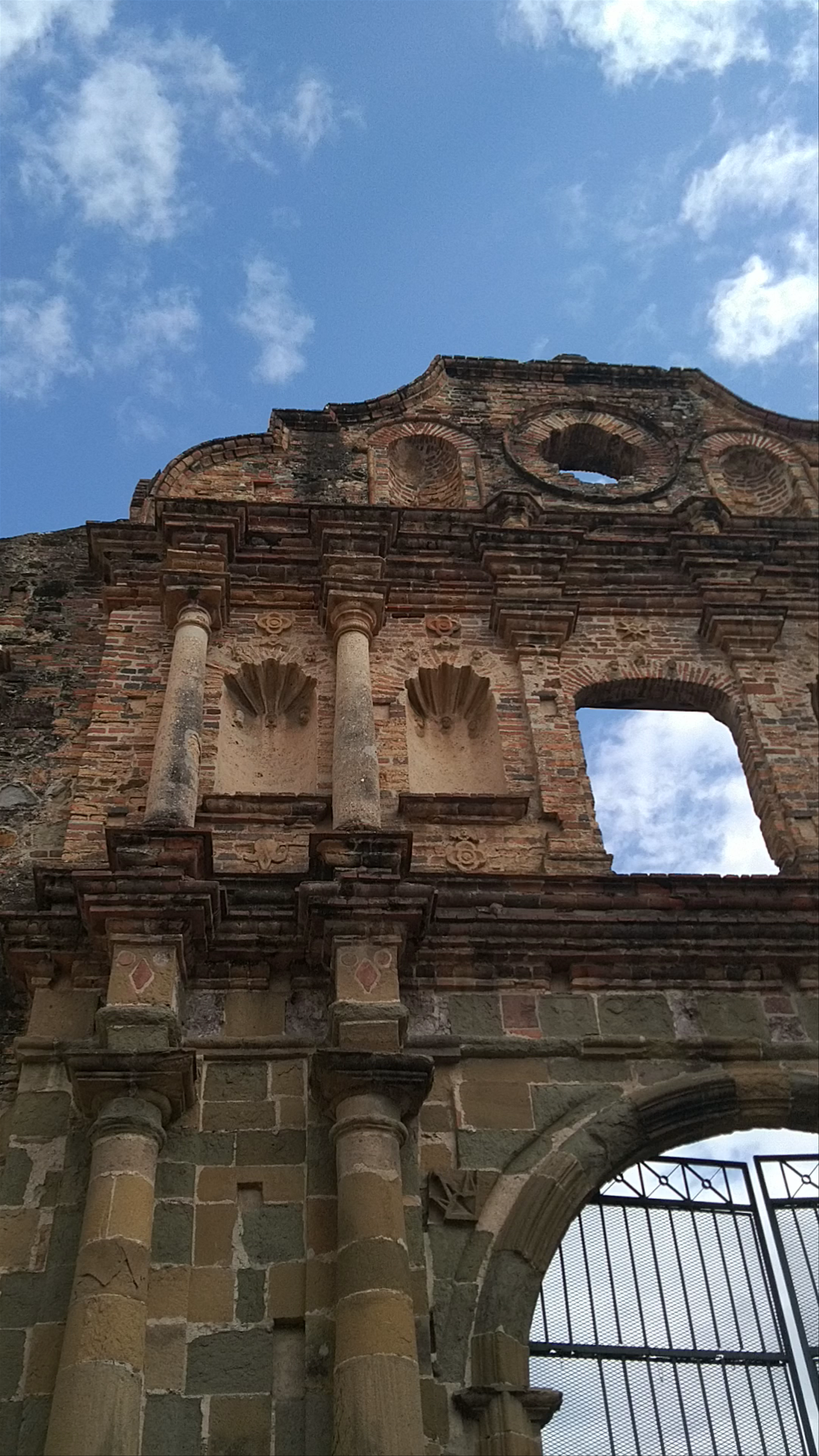 Iglesia de la Compañía de Jesús: Majestic Colonial Ruins in Panama City