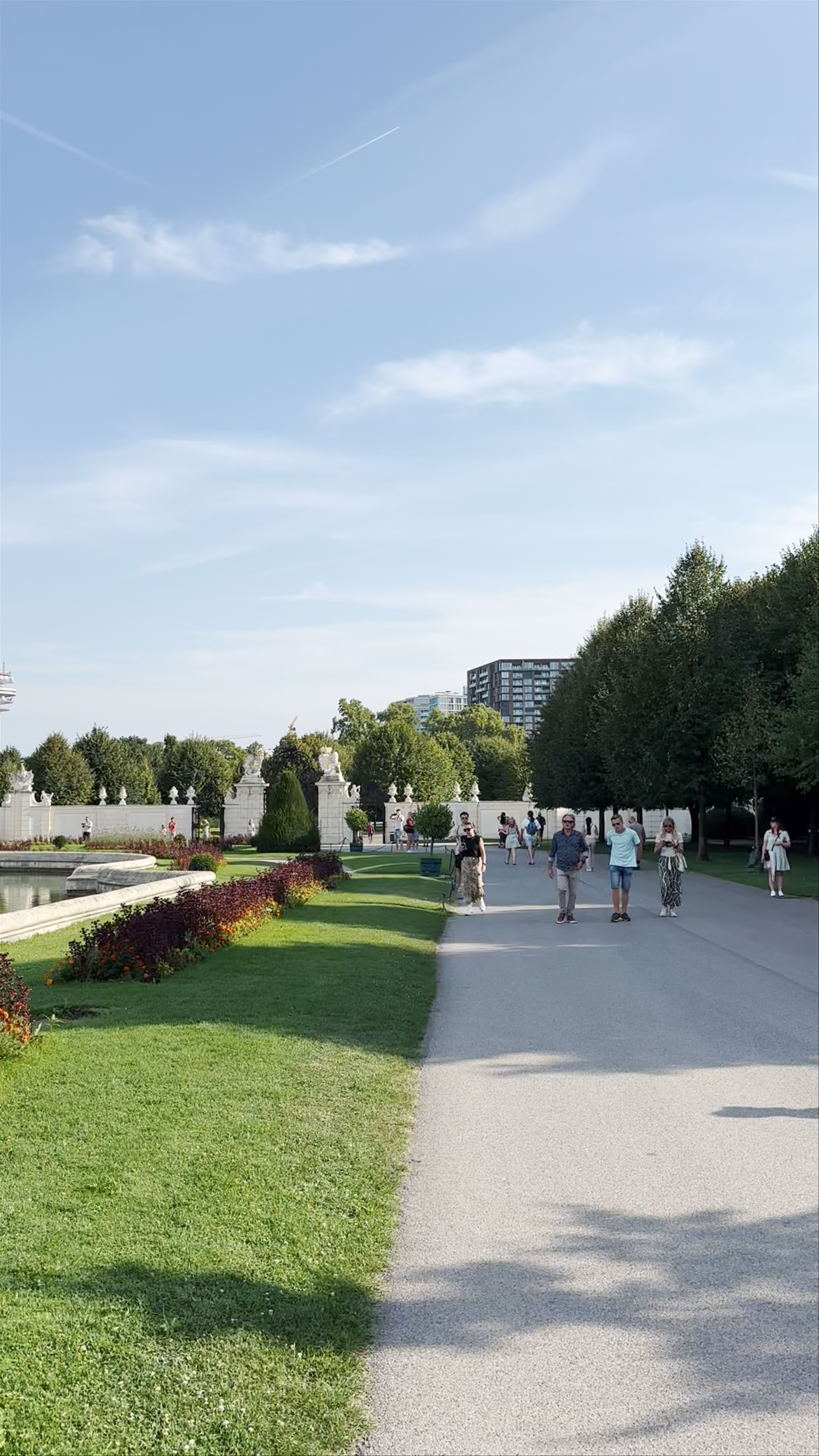 Serene Stroll Through Belvedere Schlossgarten's Großes Bassin in Vienna