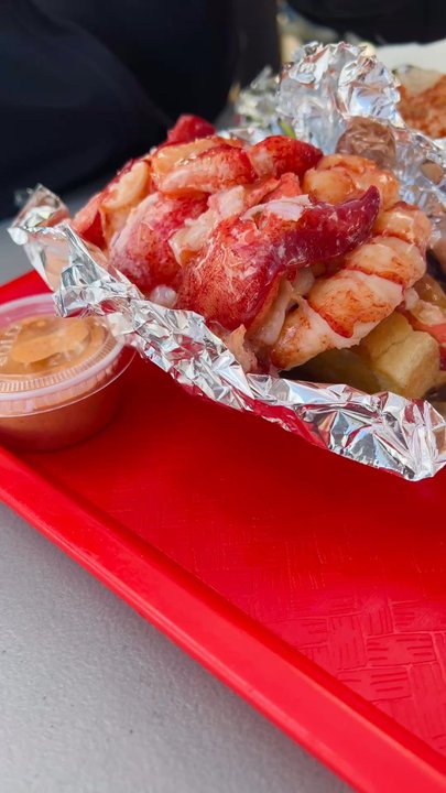 Red's Eats - Pouring butter on the lobster roll - Seafood Near Me - Wiscasset, Maine