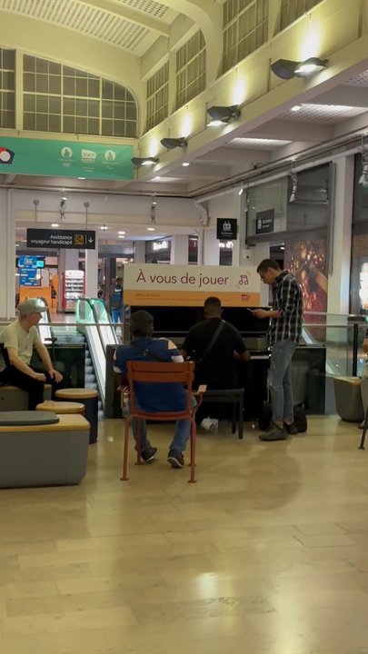 Gare de l'Est - A little music at the station - Train Stations Near Me