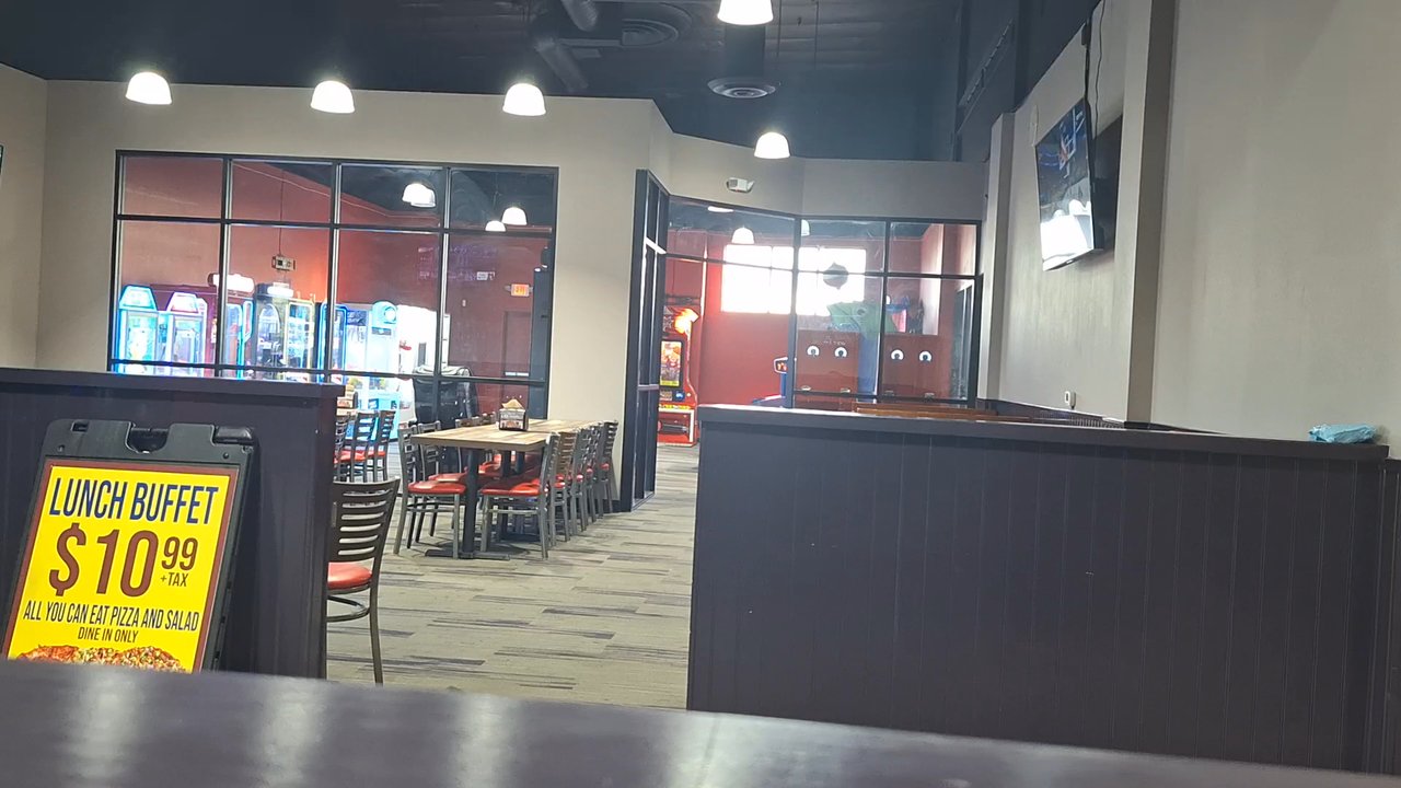 Dough Bowl Pizza - Look how clean and rooming it is. GO CHECK IT OUT - Pizza Near Me - Moreno Valley, California