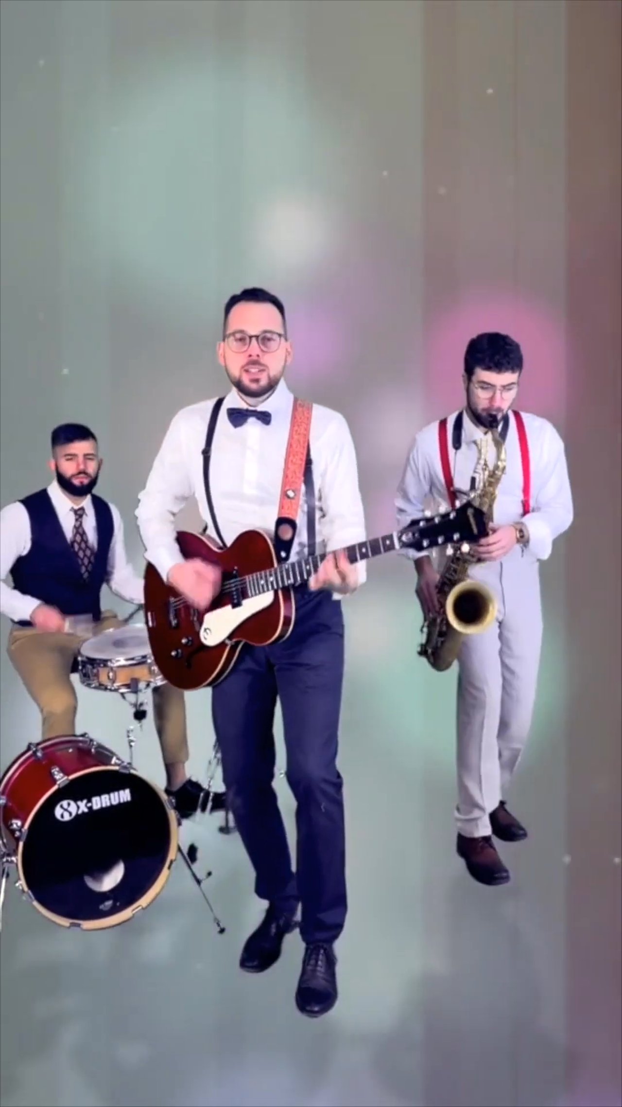 Acoustic Wedding Band With Saxophone in Tuscany - Runaway Soul - video 5