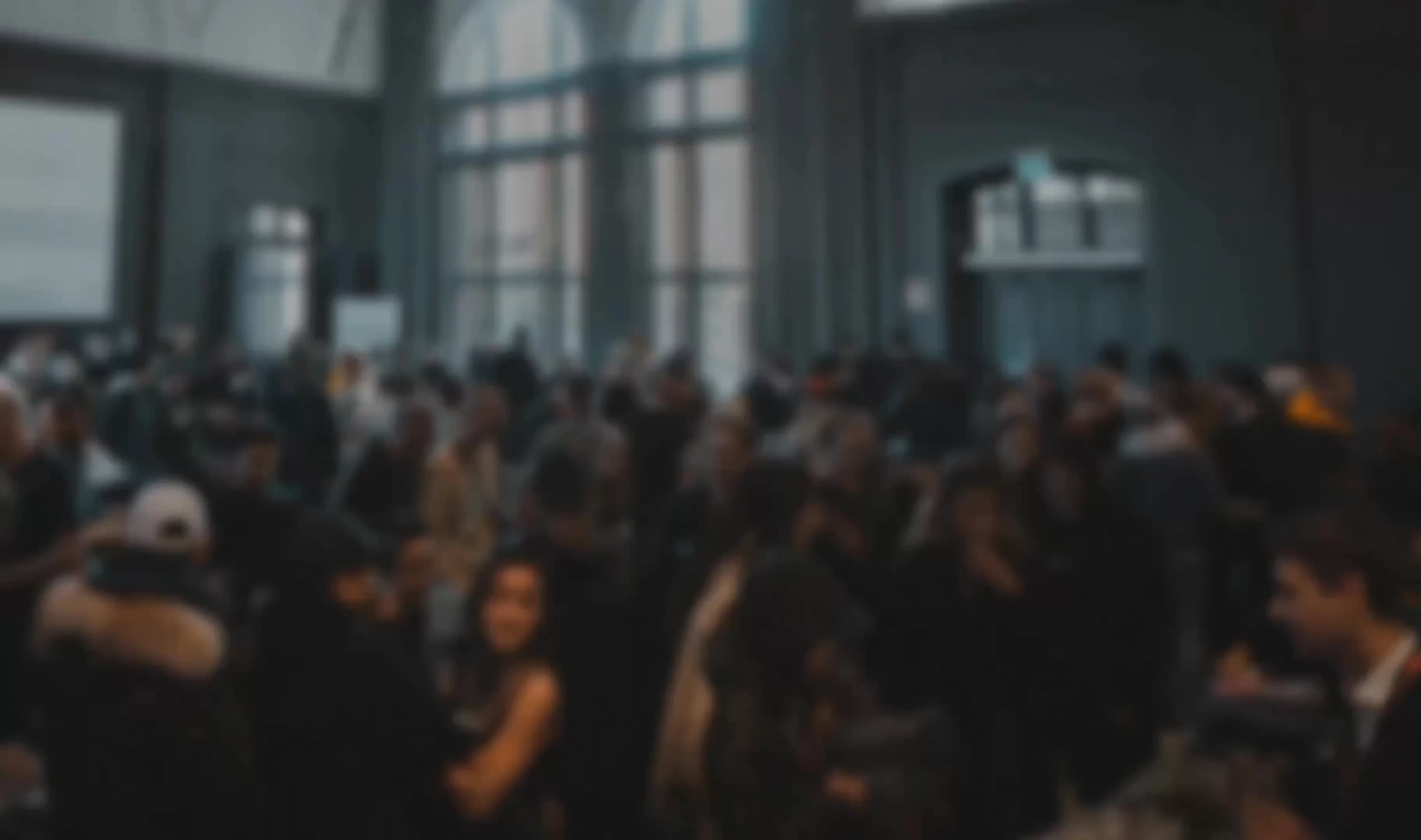 Einblicke in die dimedis LeadMate App, eine hybride Mobile App für iOS und Android, die von Hypercode konzipiert, gestaltet und entwickelt wurde, und Messeausstellern bei der Erfassung, Qualifizierung und Verwaltung von Leads zu unterstützt. Zu sehen sind der Einstieg über Onboarding und Dashboard, Detailansichten einzelner Leads, der Scan eines Besucher-QR-Codes zur schnellen Lead-Erfassung, die Suche innerhalb der Anwendung sowie eine technische Darstellung mit annotierten Funktionen und Abläufen. | Hypercode, Digital Product Studio, Köln