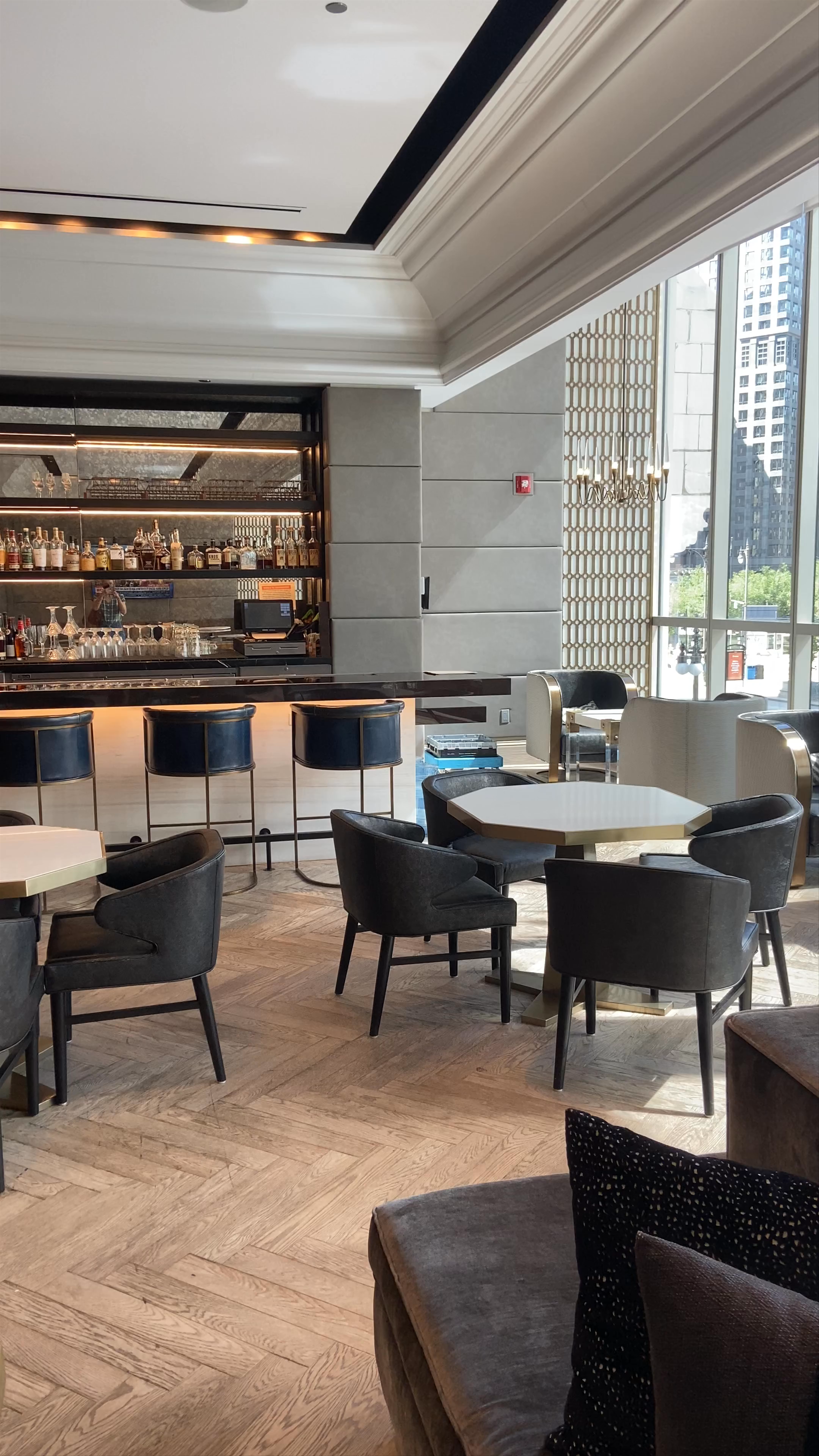 LondonHouse Chicago Curio Collection by Hilton Bar & Lounge Experience
