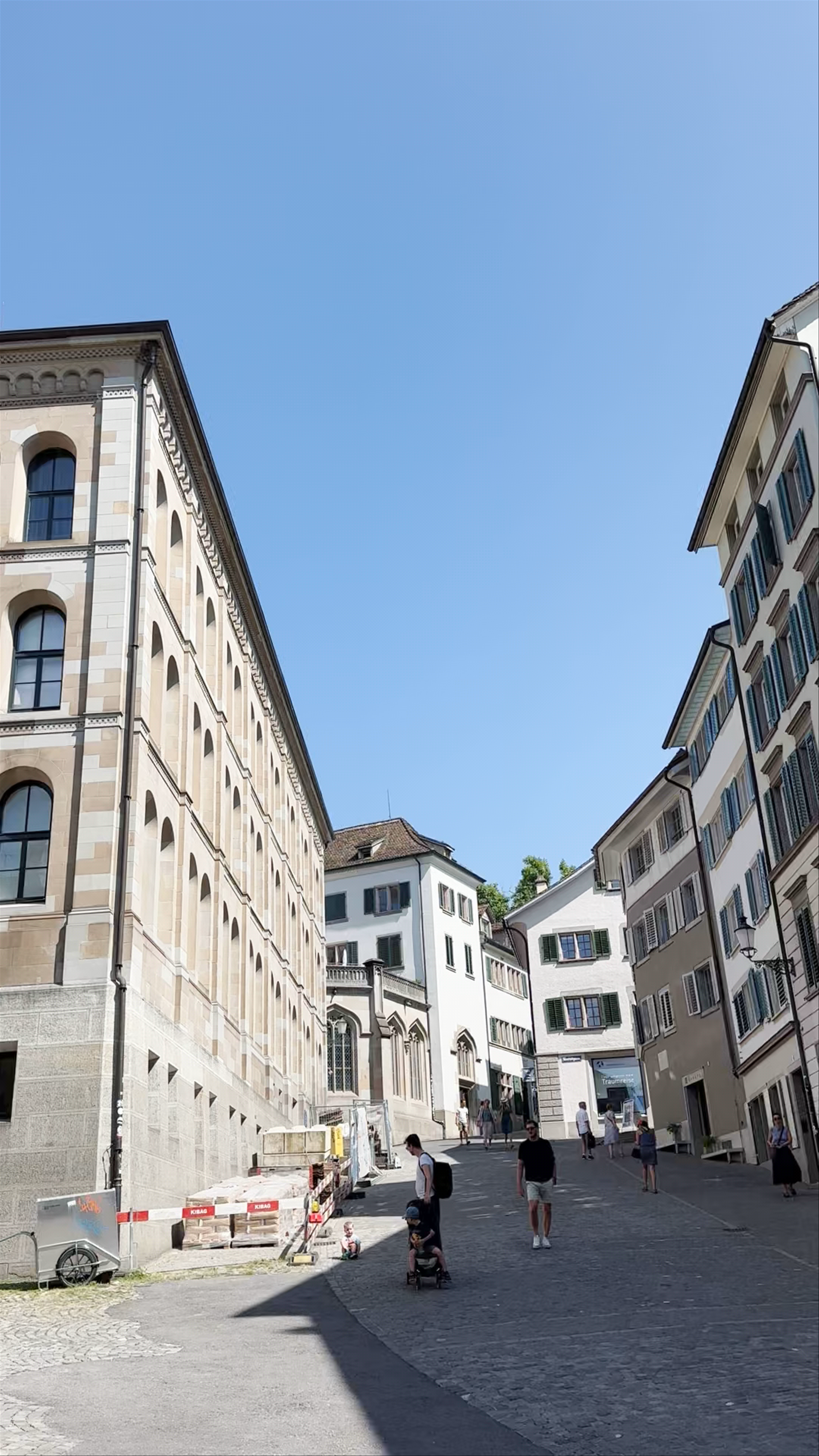 Exploring Grossmünster and Historic Streets of Zürich