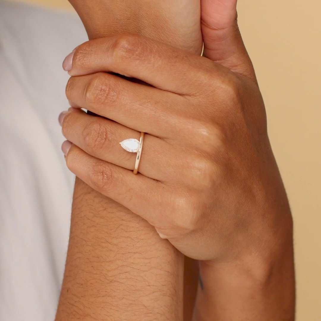 The Hover | Pear | 18k | Yellow Gold | bandAccent: Plain | diamondOrientation: vertical | caratWeight: other