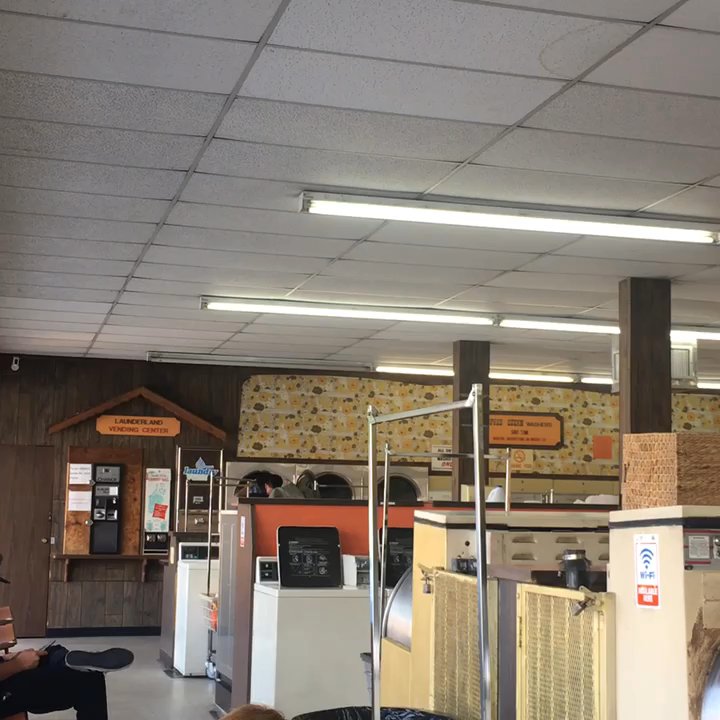 Launderland - Though the wallpaper is giving me all types of Brady brunch life, I'm not mad at this laundromat! It's enough to do the job - Laundromat Near Me - Glendale, California