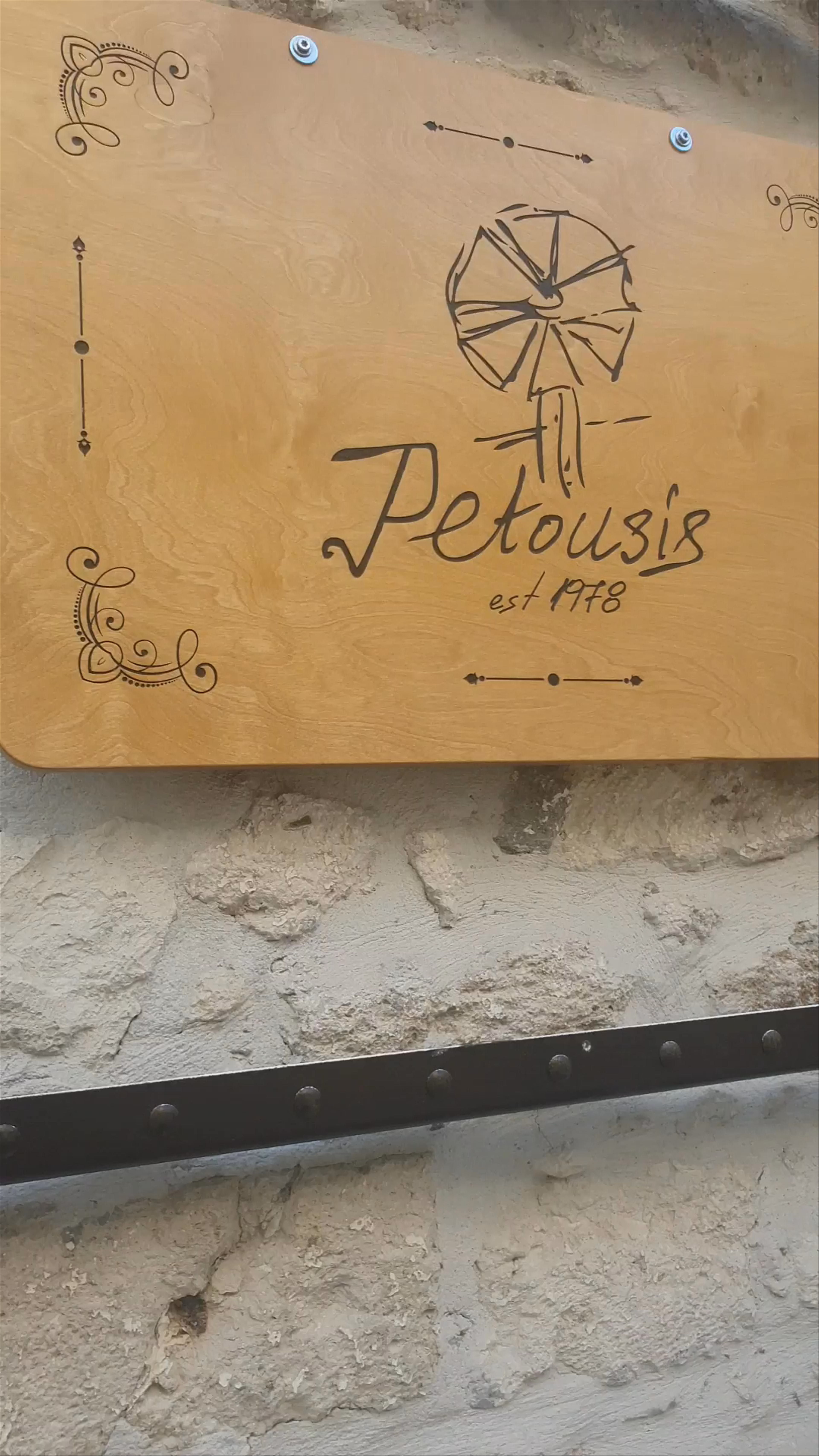 Petousis: A Timeless Culinary Retreat in Heraklion