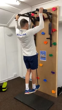 V - Black band pull ups 