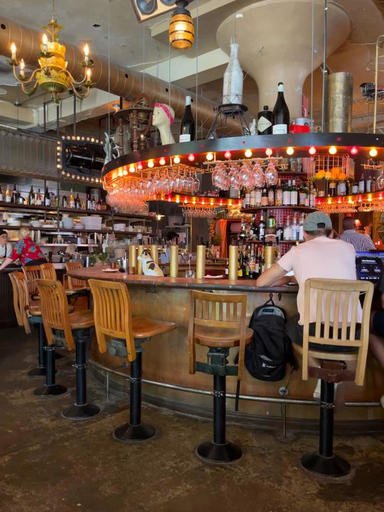 Darling - Circular bar area. Giving all the retro vibes and serving delicious drinks - Bars Near Me - Montreal, Quebec