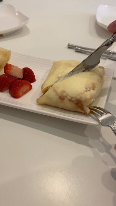 Sugar Lab - Cutting up mango pancake - Desserts Near Me - Burnaby, British Columbia