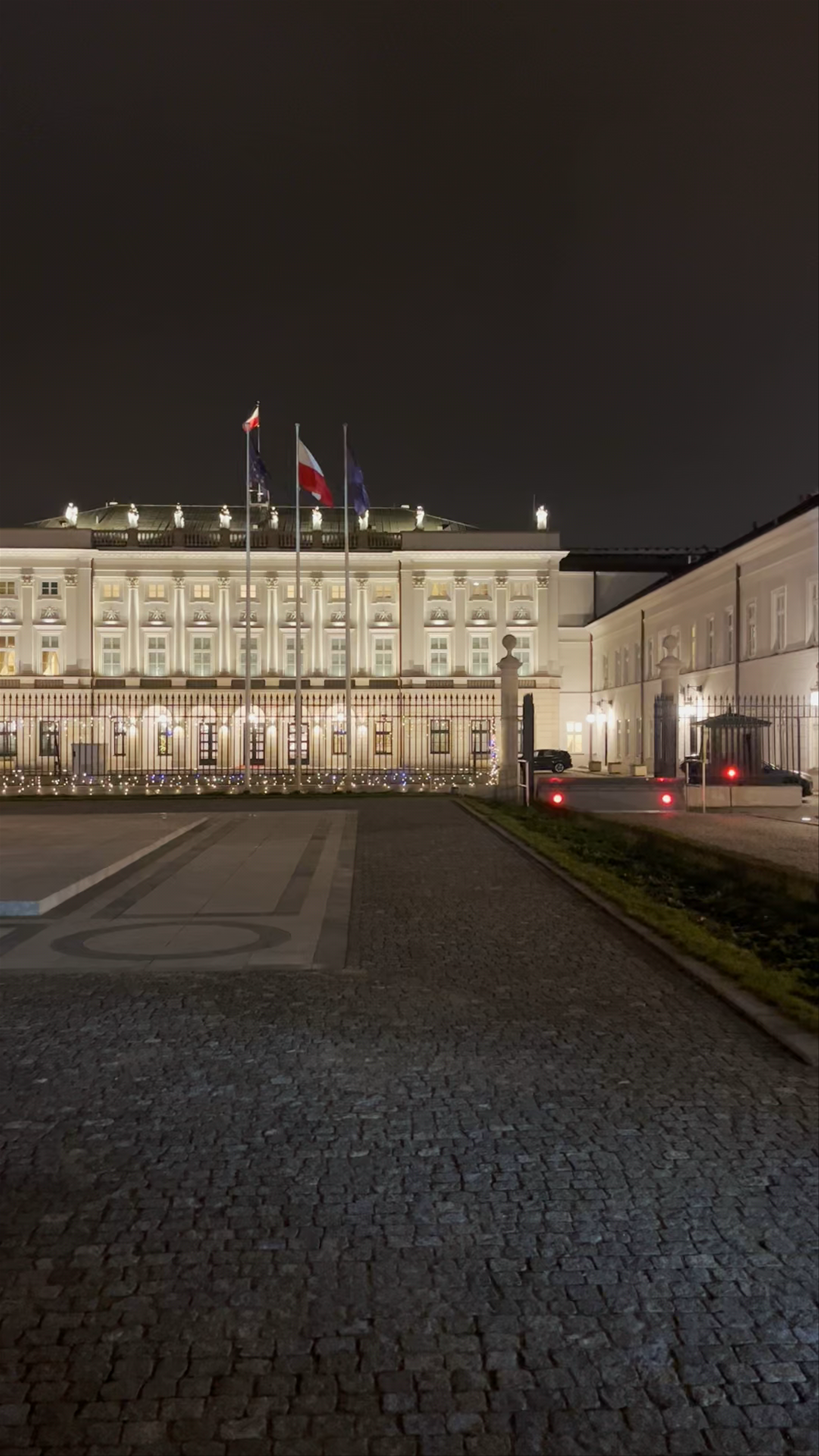 Presidential Palace at Night: Majestic Warsaw Landmark