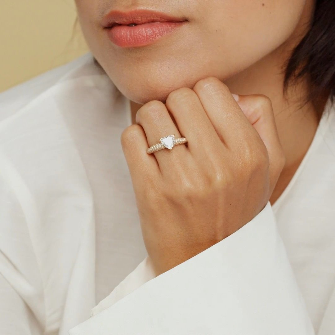 The Curator | Trillion | 18k | Yellow Gold | bandAccent: Pavé | diamondOrientation: vertical | caratWeight: other