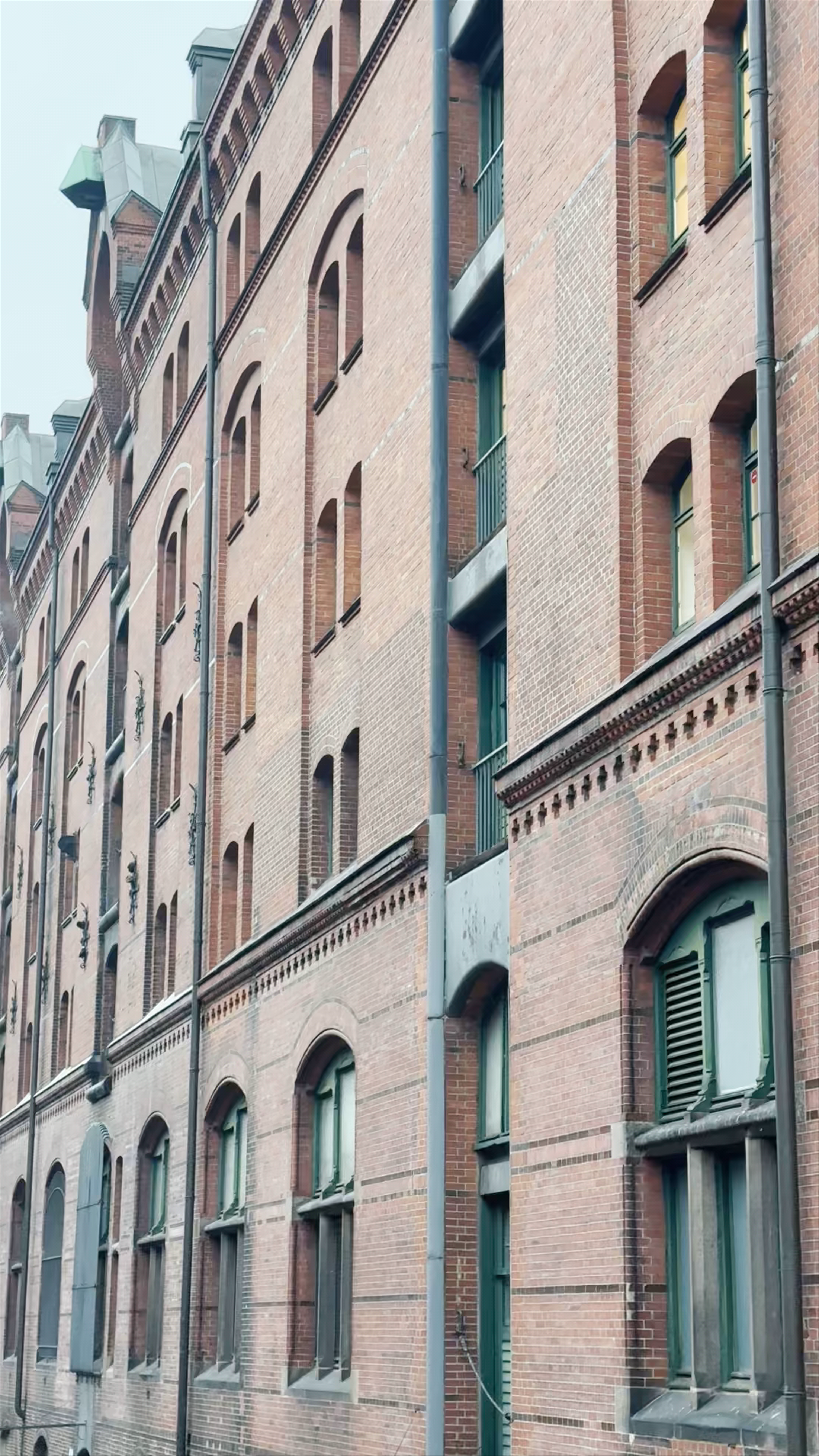 Pickhuben Bridge: Industrial Heritage and Urban Charm in Hamburg