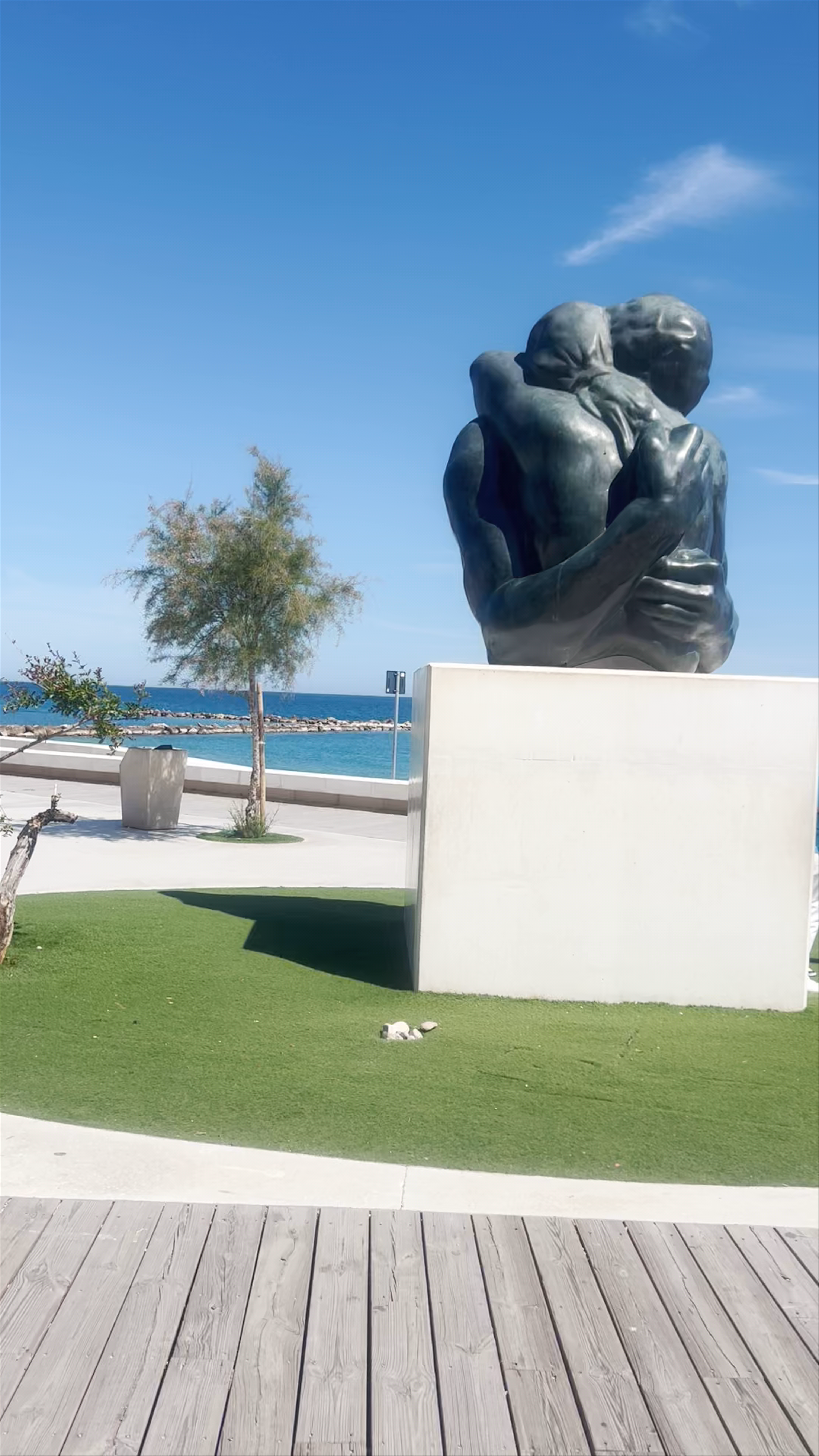 L'Abraç de Pepe Azorin Sculpture – Heartfelt Embrace on Altea’s Seafront