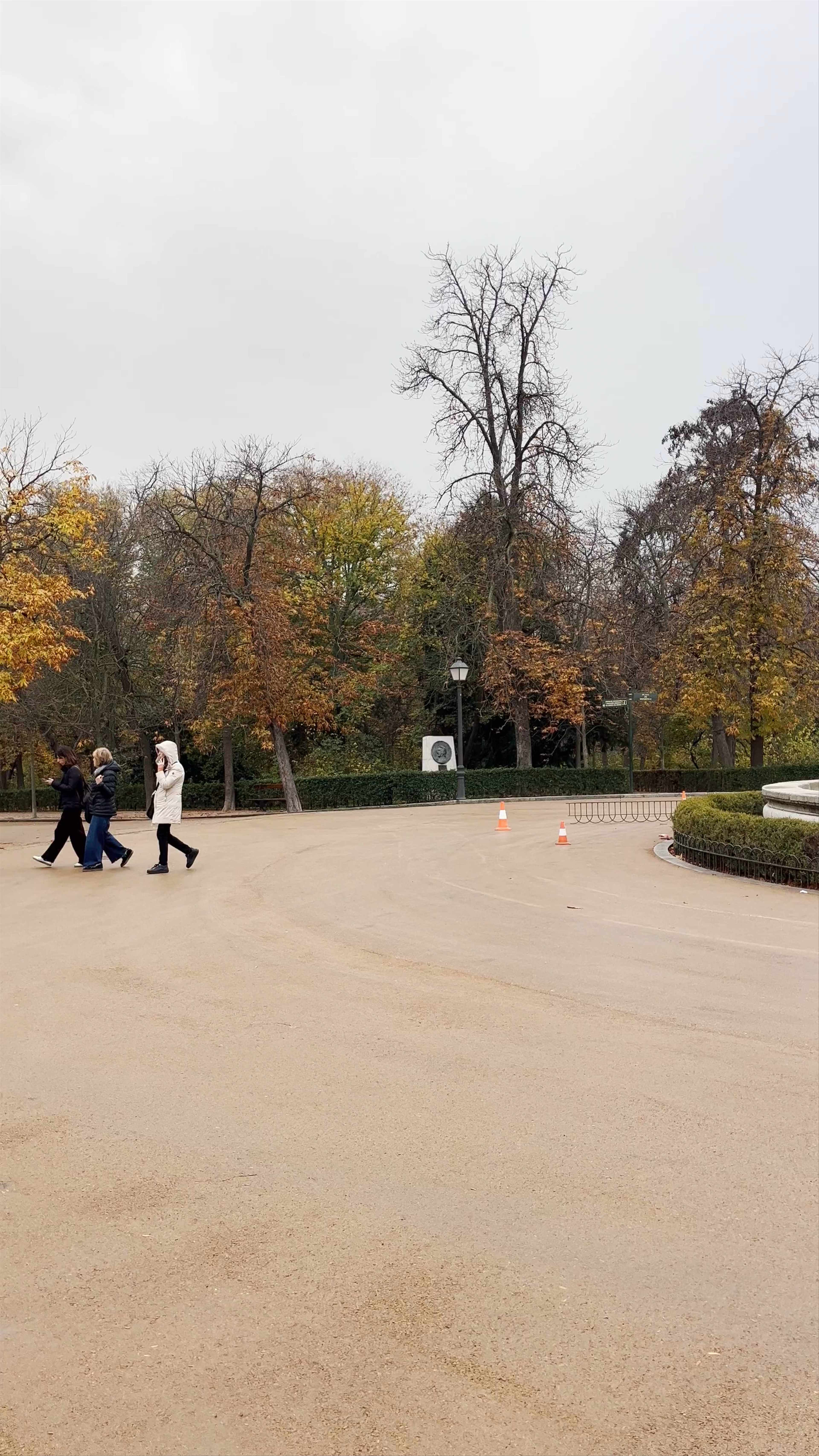 Fuente de la Alcachofa: Tranquil Urban Oasis in Madrid's Parque del Retiro