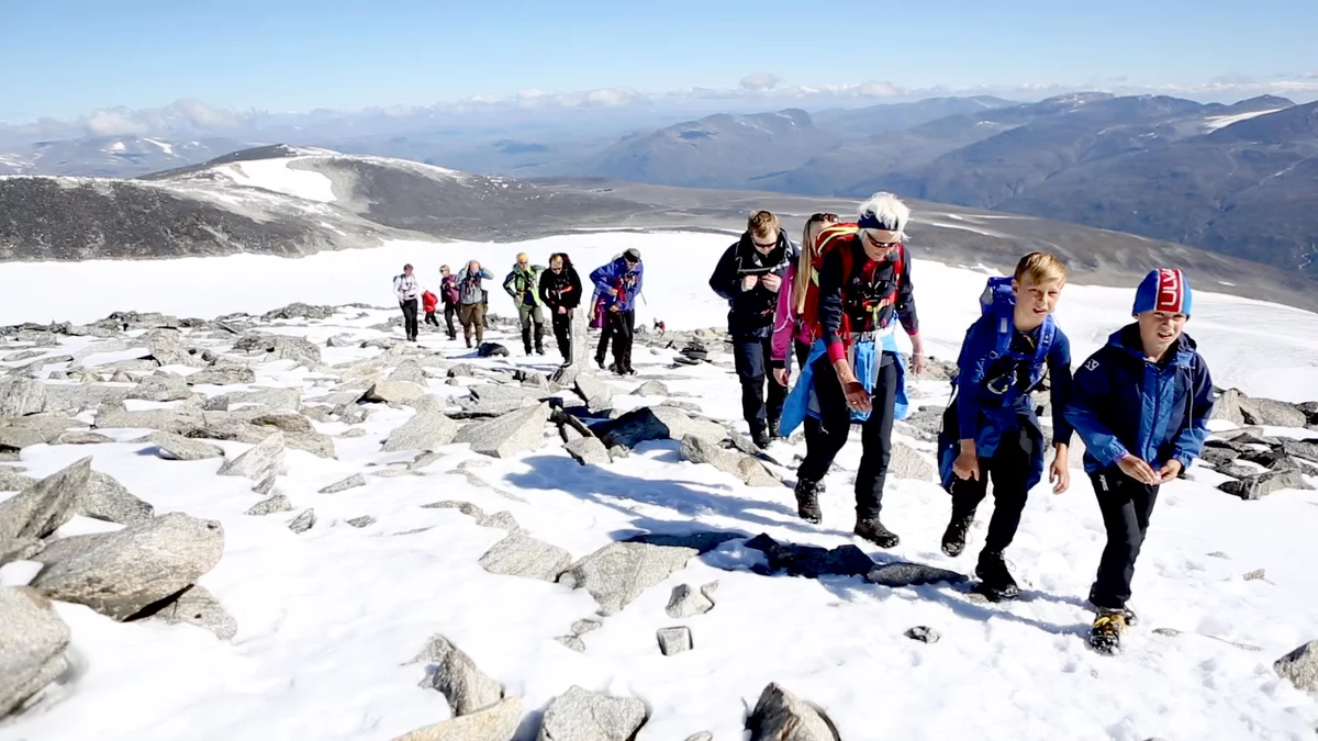 People hiking Galdhøpiggen from Juvasshytta