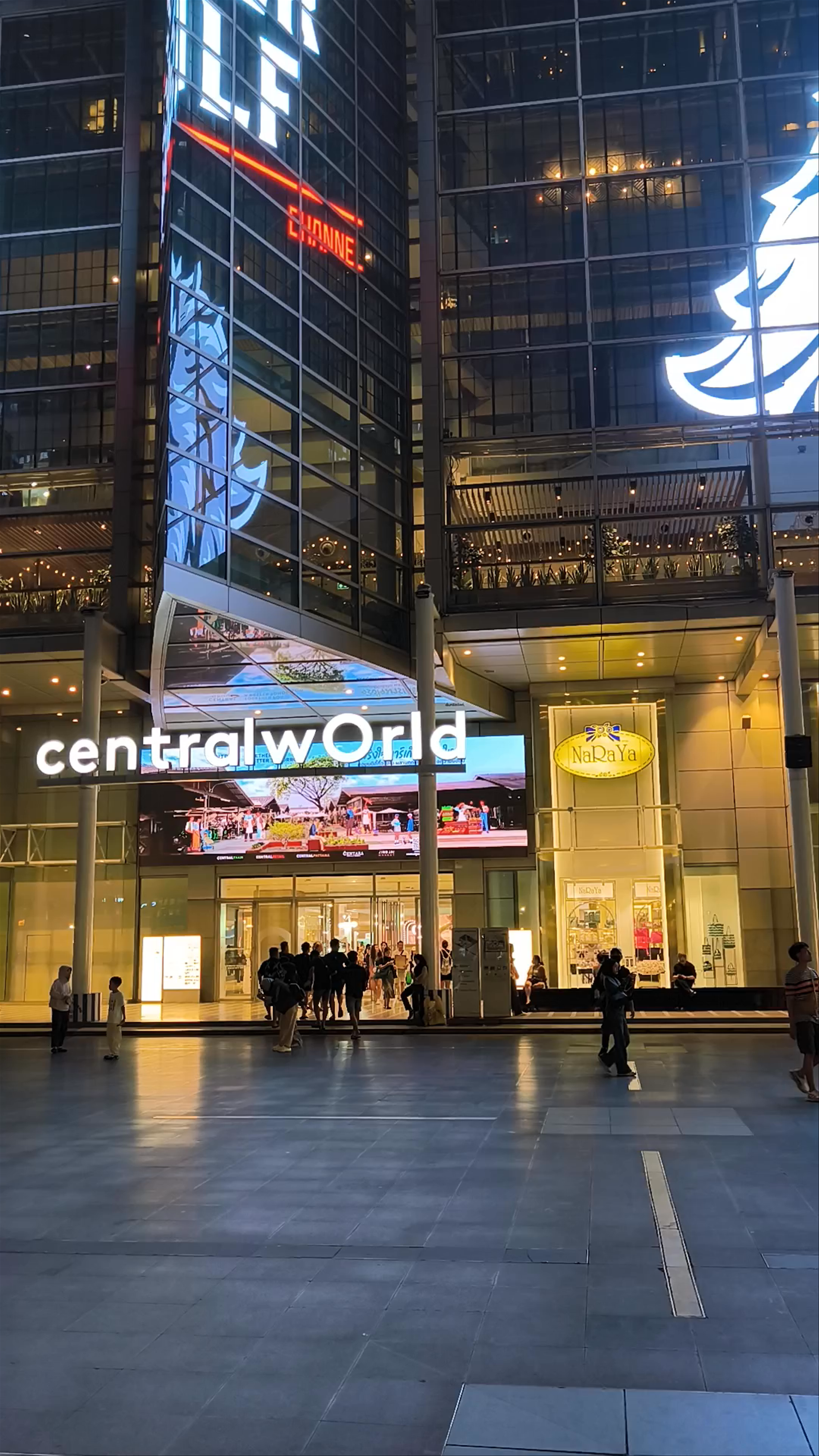 Central World Square: Nightlife and Vibrance in Bangkok