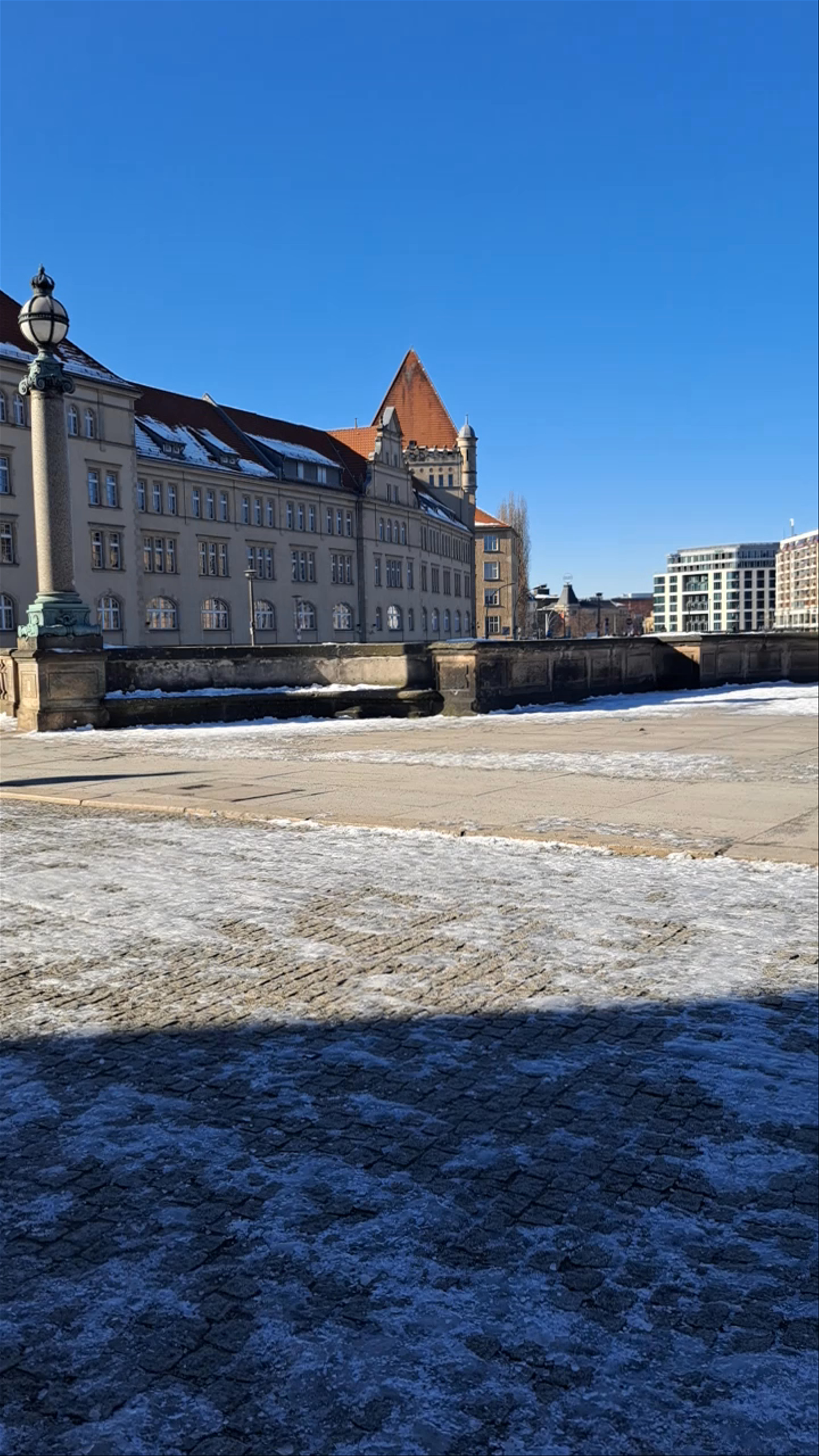 Nördliche Monbijoubrücke: Winter Stroll in Historic Berlin