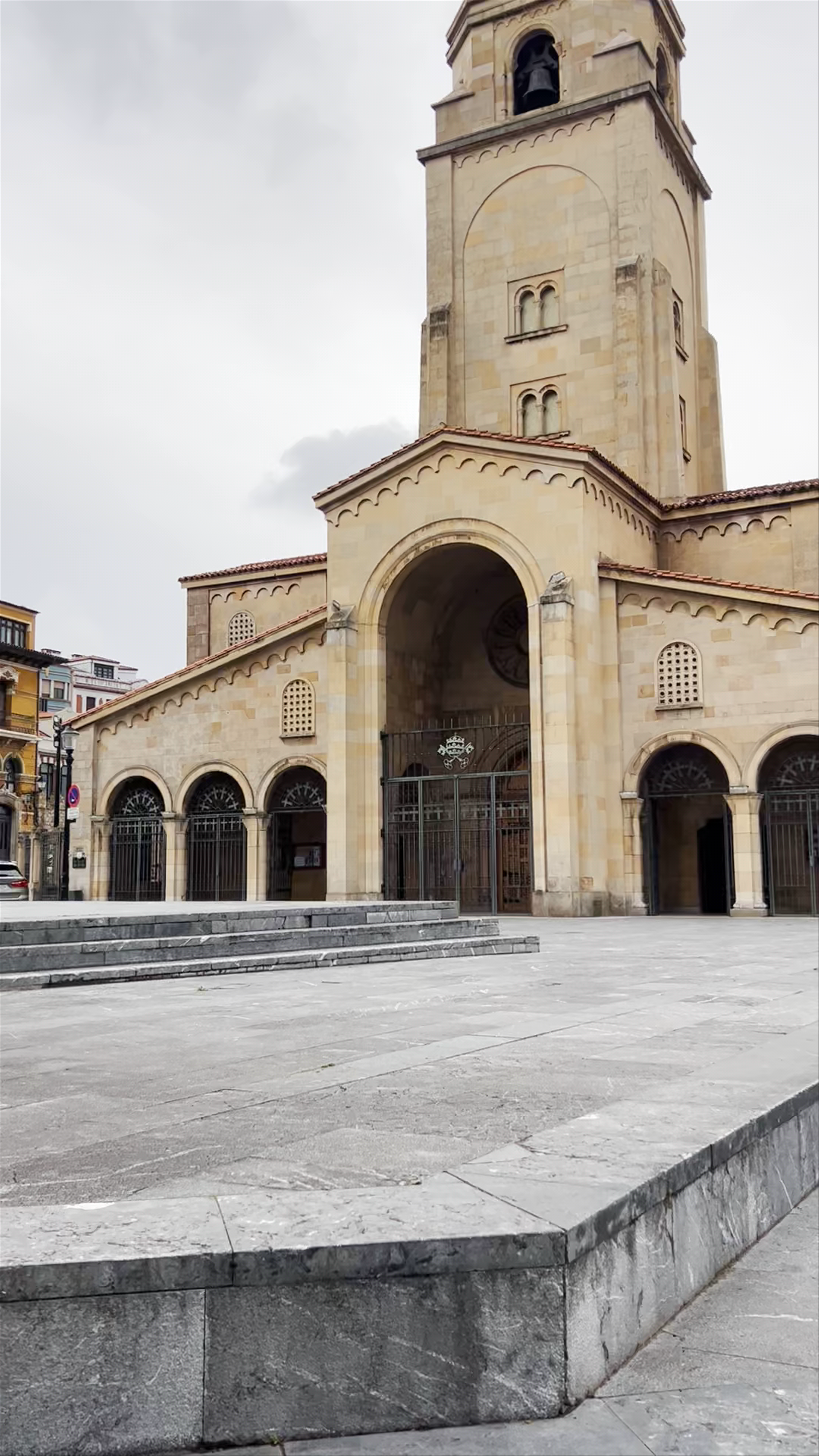 Iglesia de San Pedro: Historic Serenity in Gijón, Spain