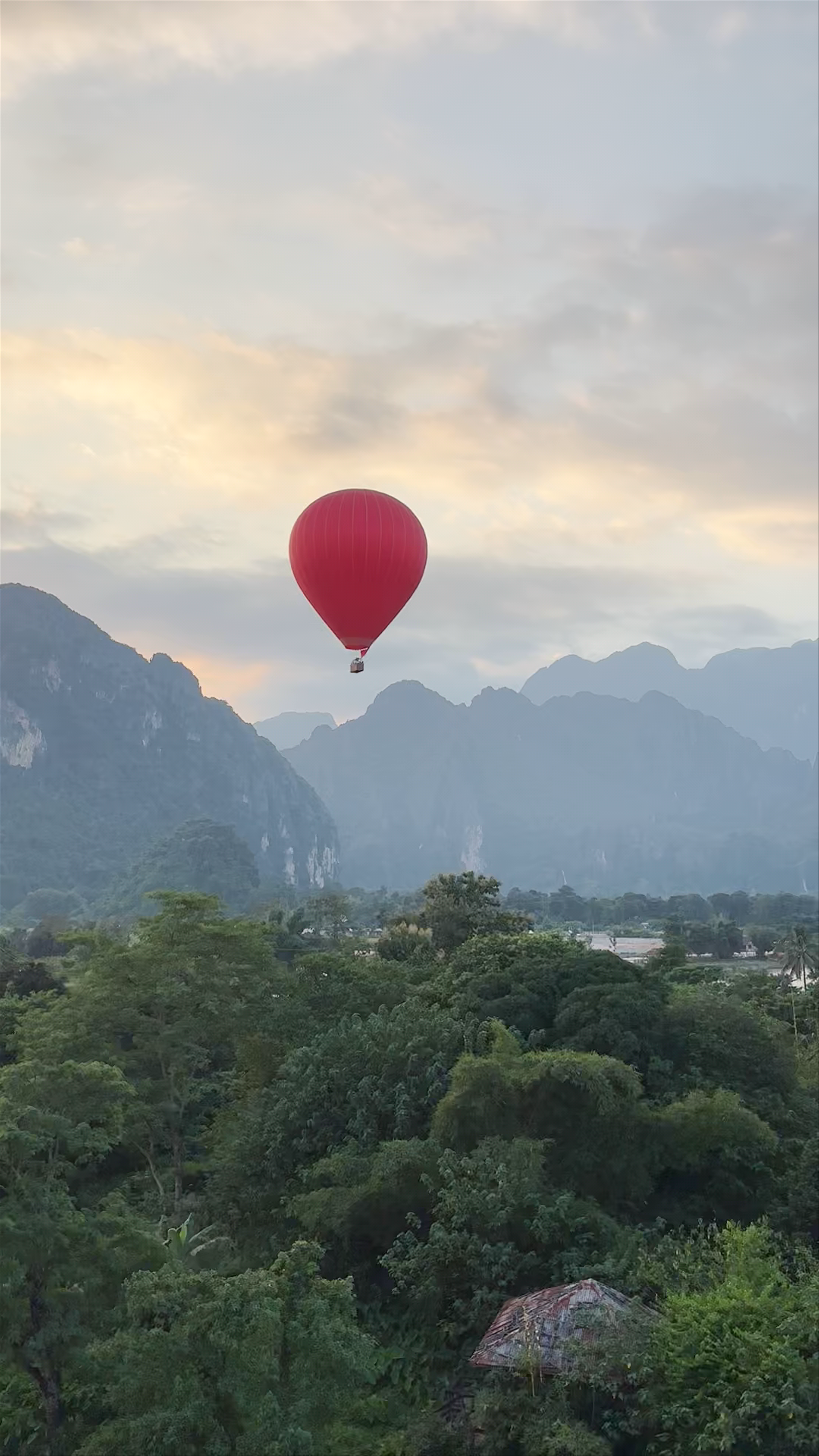 Bountang Mountain View Riverside Hotel: Hot Air Balloon at Dawn in Vang Vieng