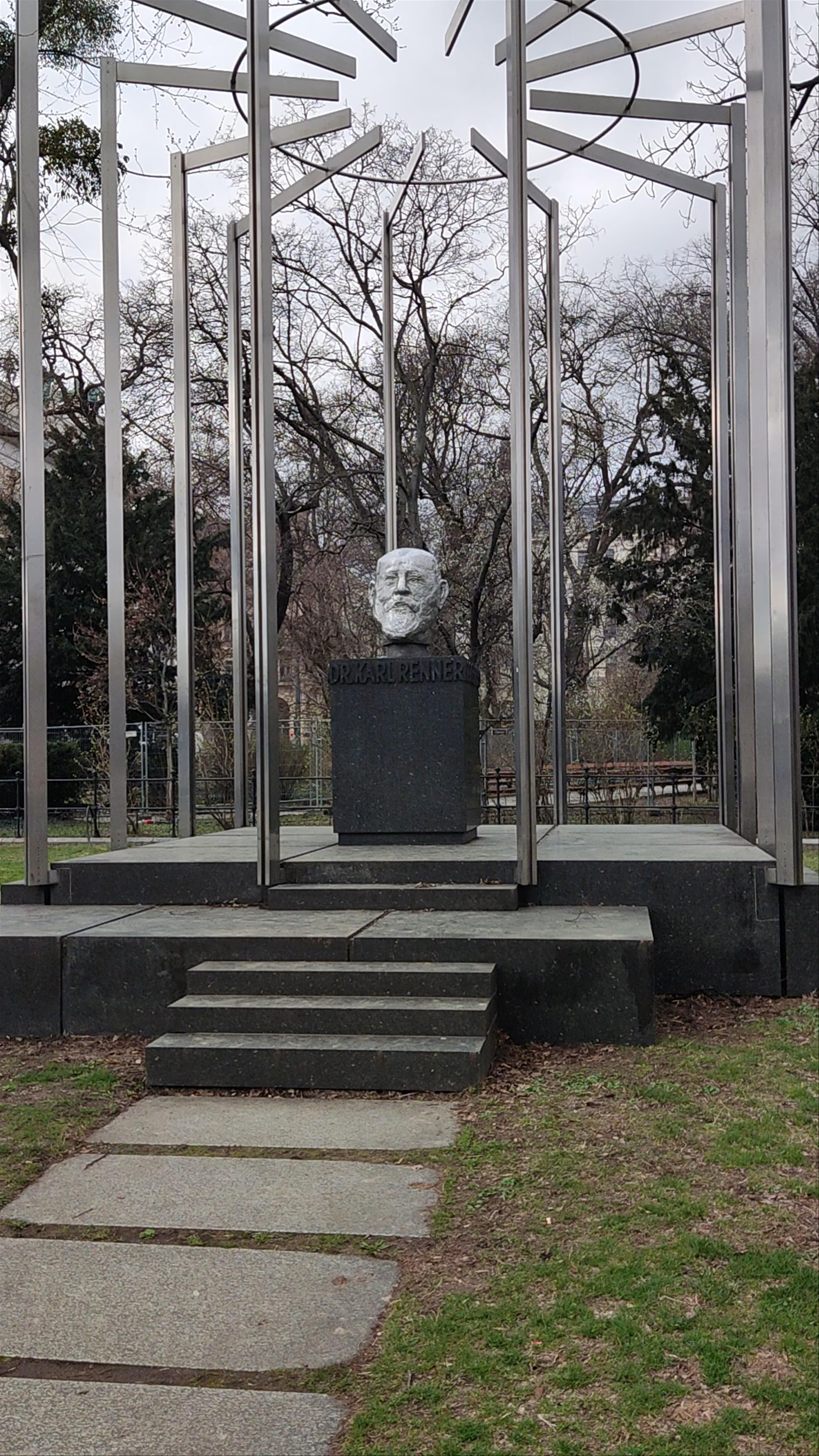 Άγαλμα του Καρλ Ρέννερ