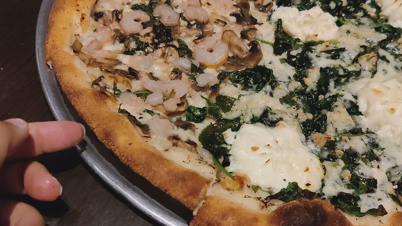 J. Dolan's - Crisp outer edge and soft interior - Pizza Near Me - Honolulu, Hawaii