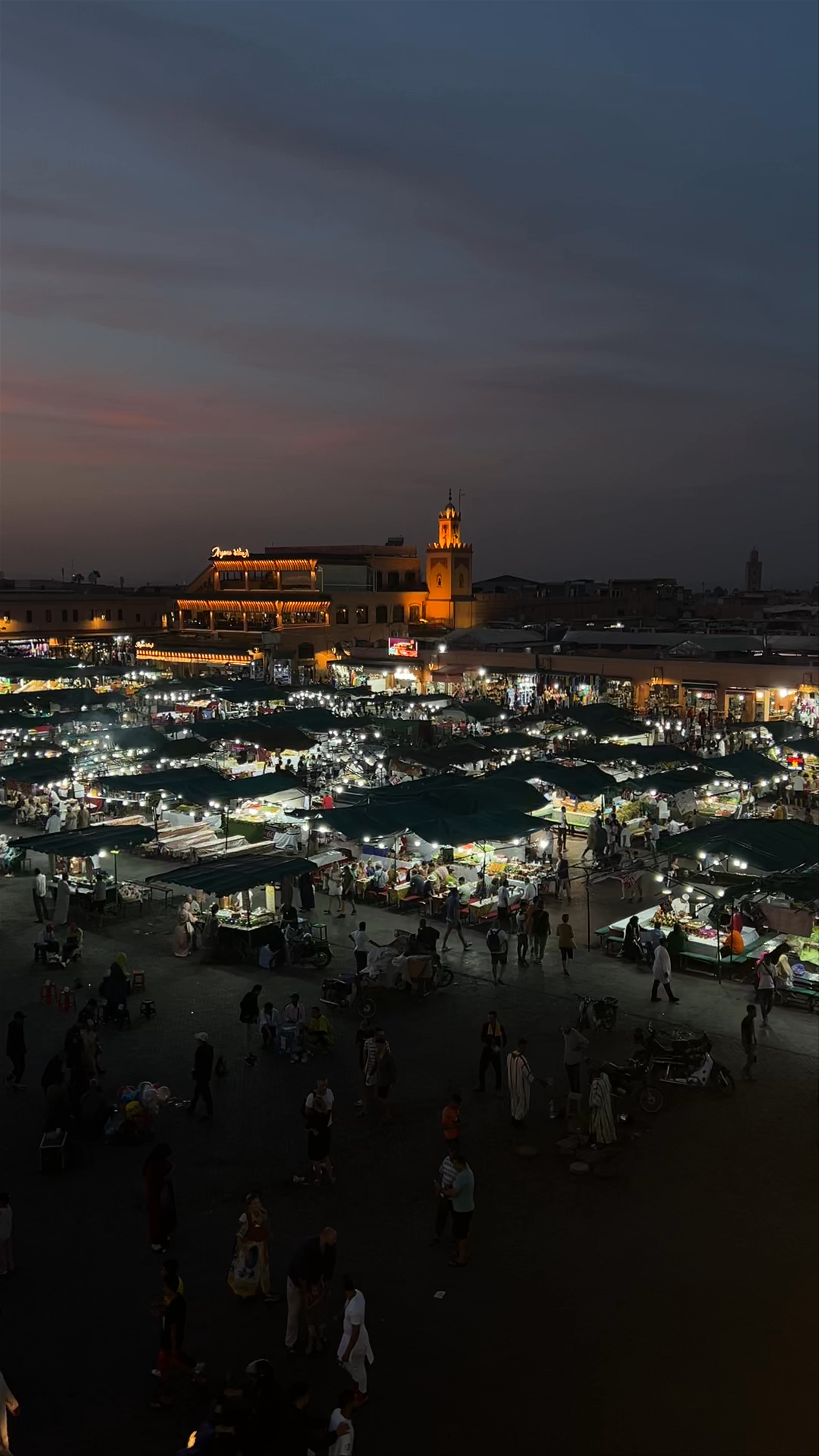 Le grand balcon du café glacier