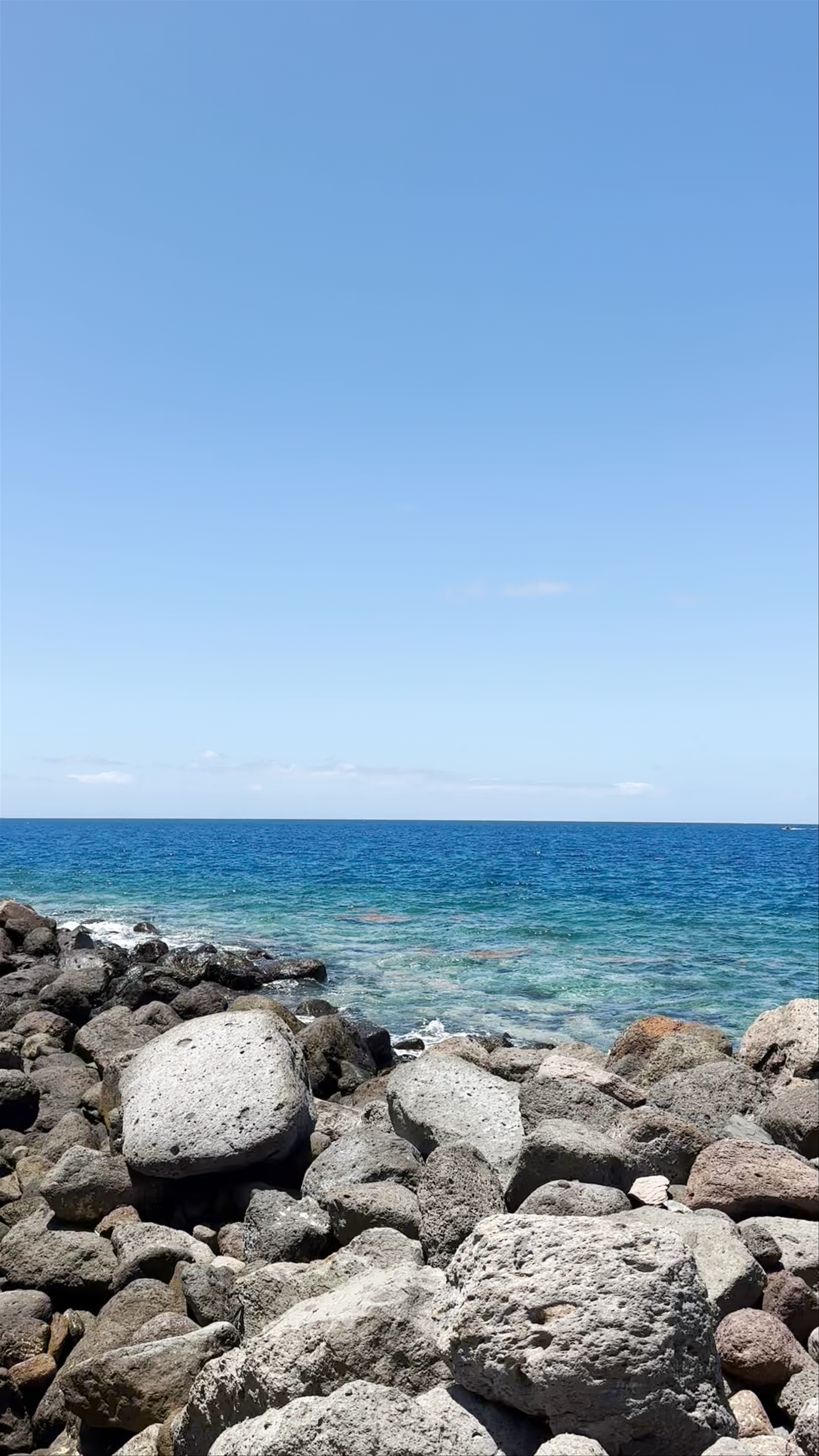 Charco Las Graditas: Serene Coastal Escape in Patalavaca, Spain