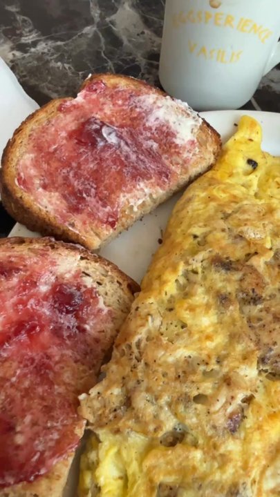 Eggsperience Vasilis - The Spartan Omelette made with chicken - Creperies Near Me - Buffalo, New York