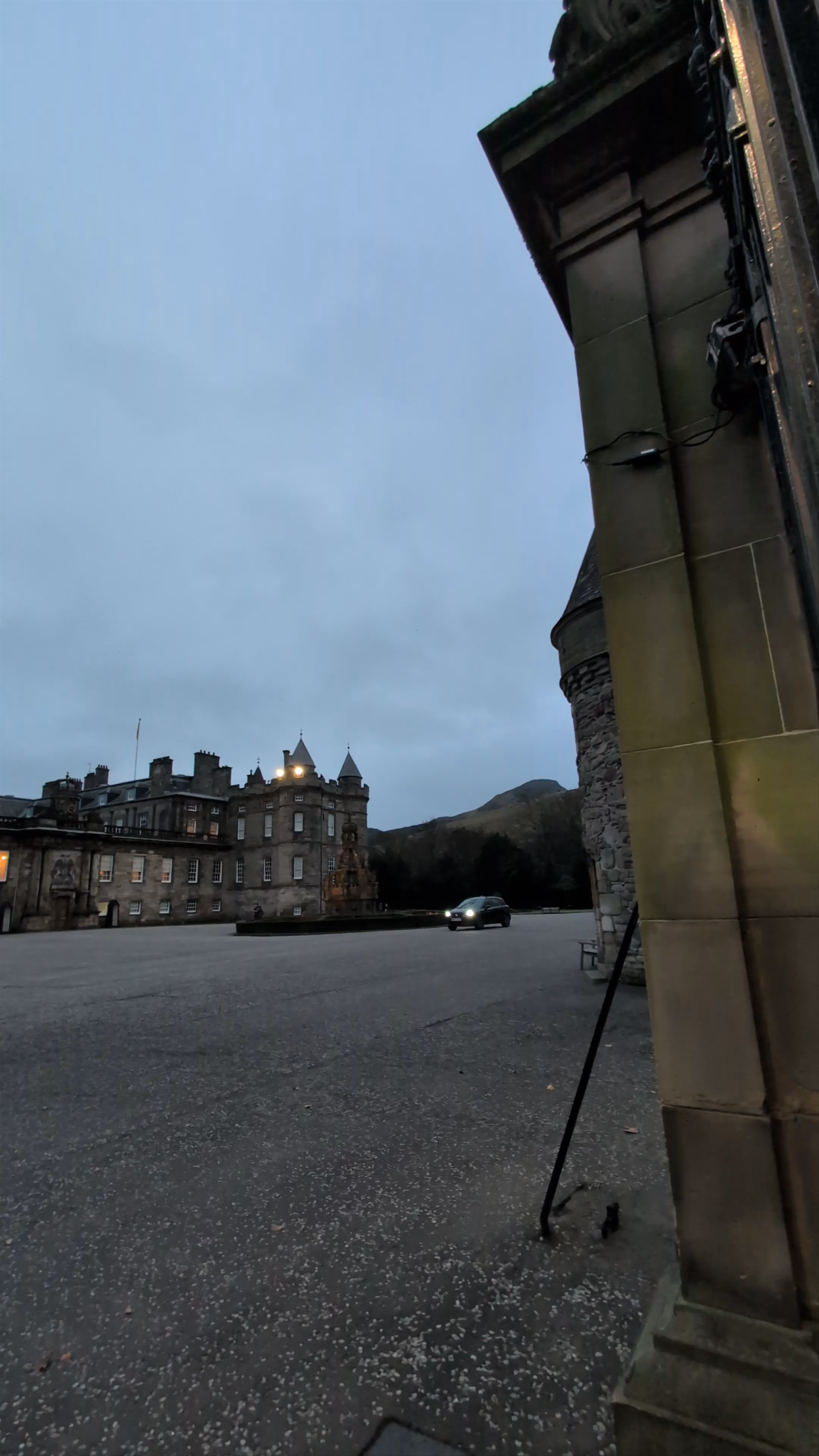 Palace of Holyroodhouse: Evening Ambiance in Edinburgh