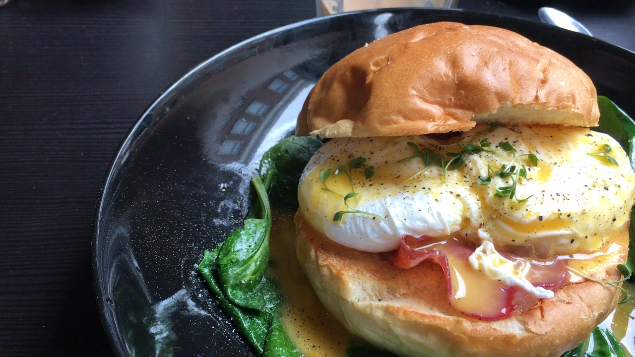Lilith Coffee - Eggs Benedict with Parma ham - Coffee & Tea Near Me - Rotterdam, ZH