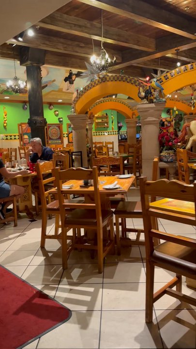 El Jarrito - Walking in to some delicious eats - Mexican Near Me - Katy, Texas