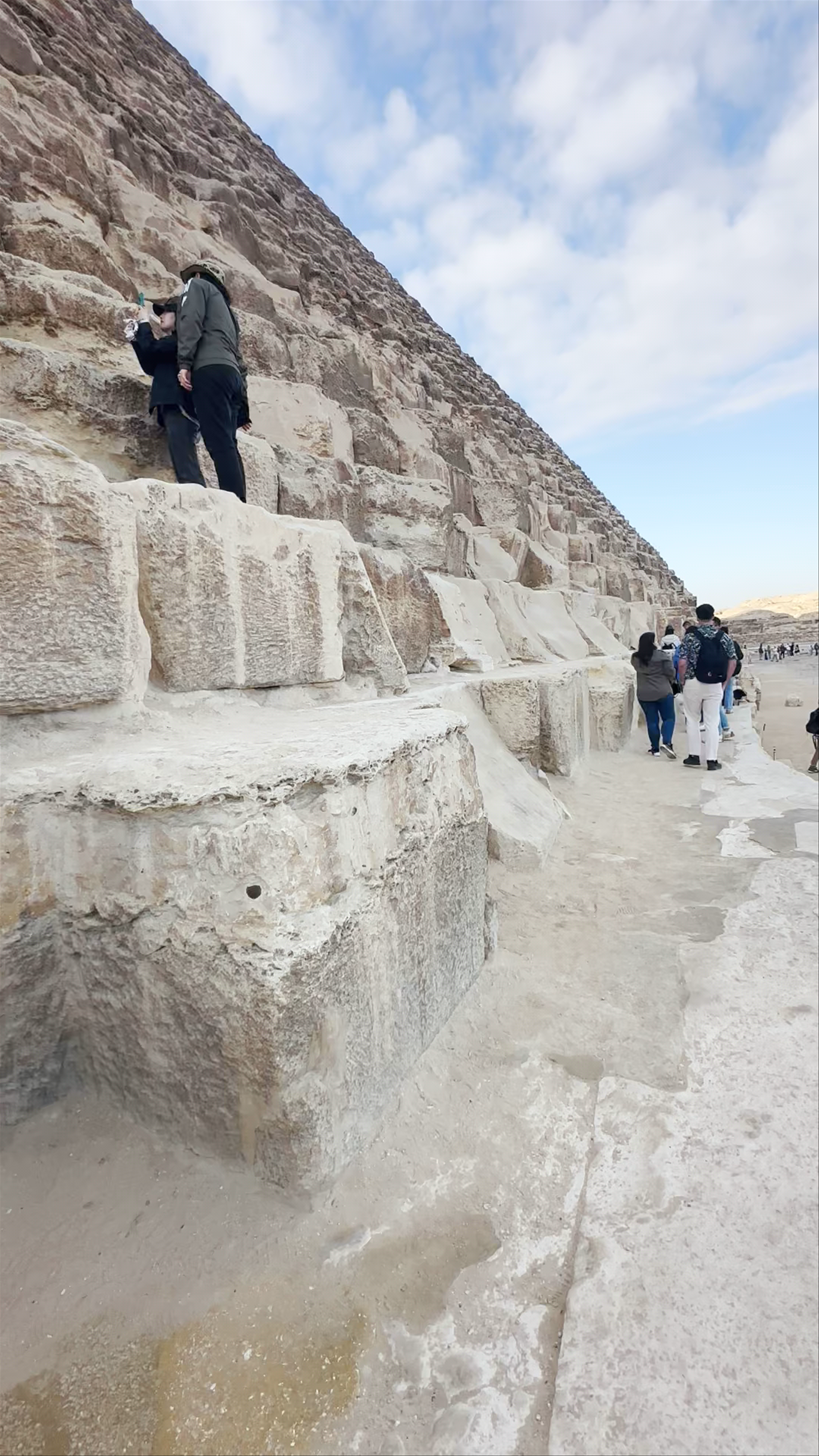 Exploring the Majestic Great Pyramid of Giza (Cheops Pyramid)