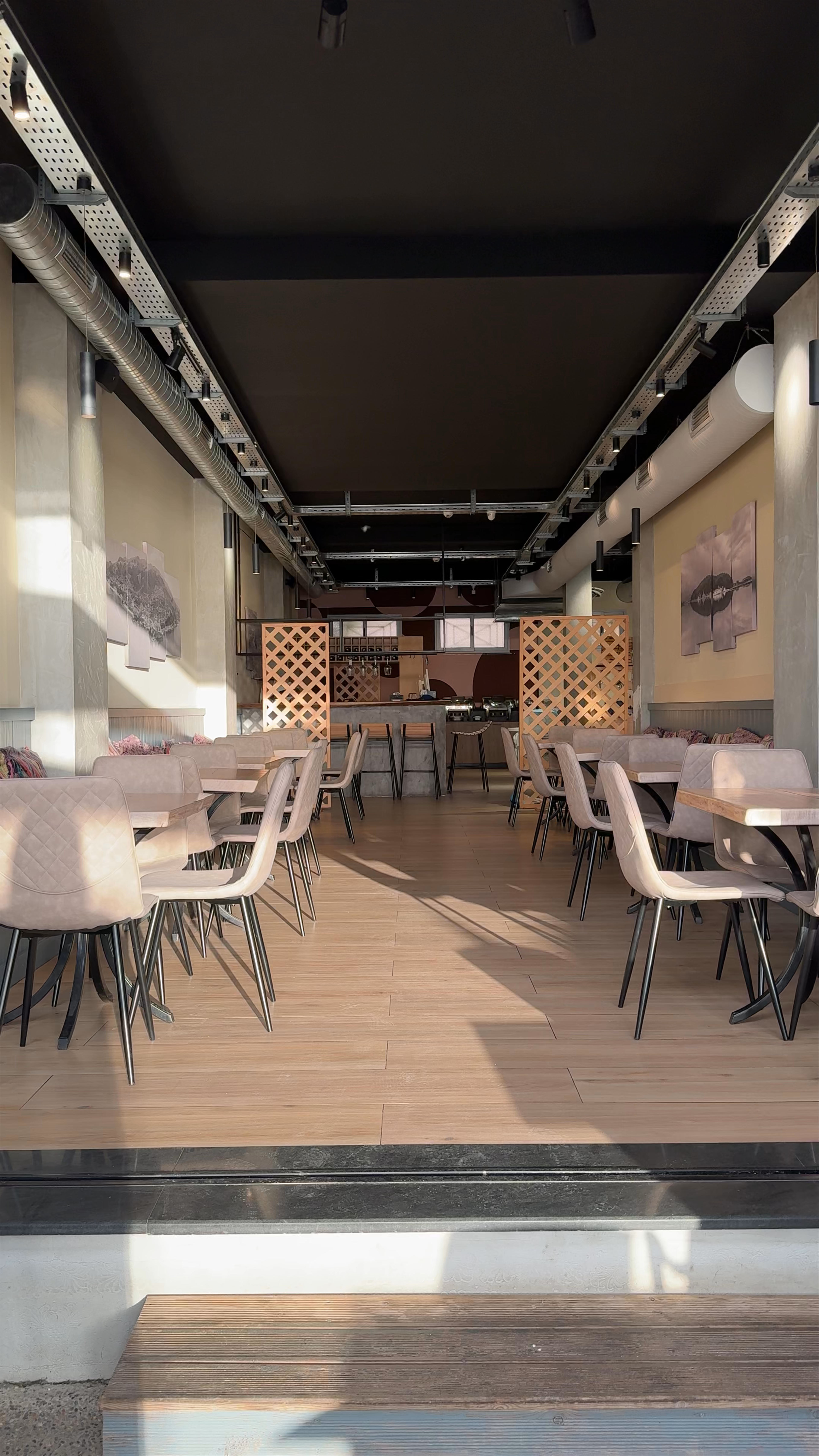 El Mar Restaurant & Pizzeria: Cozy Contemporary Dining in Vlora, Albania