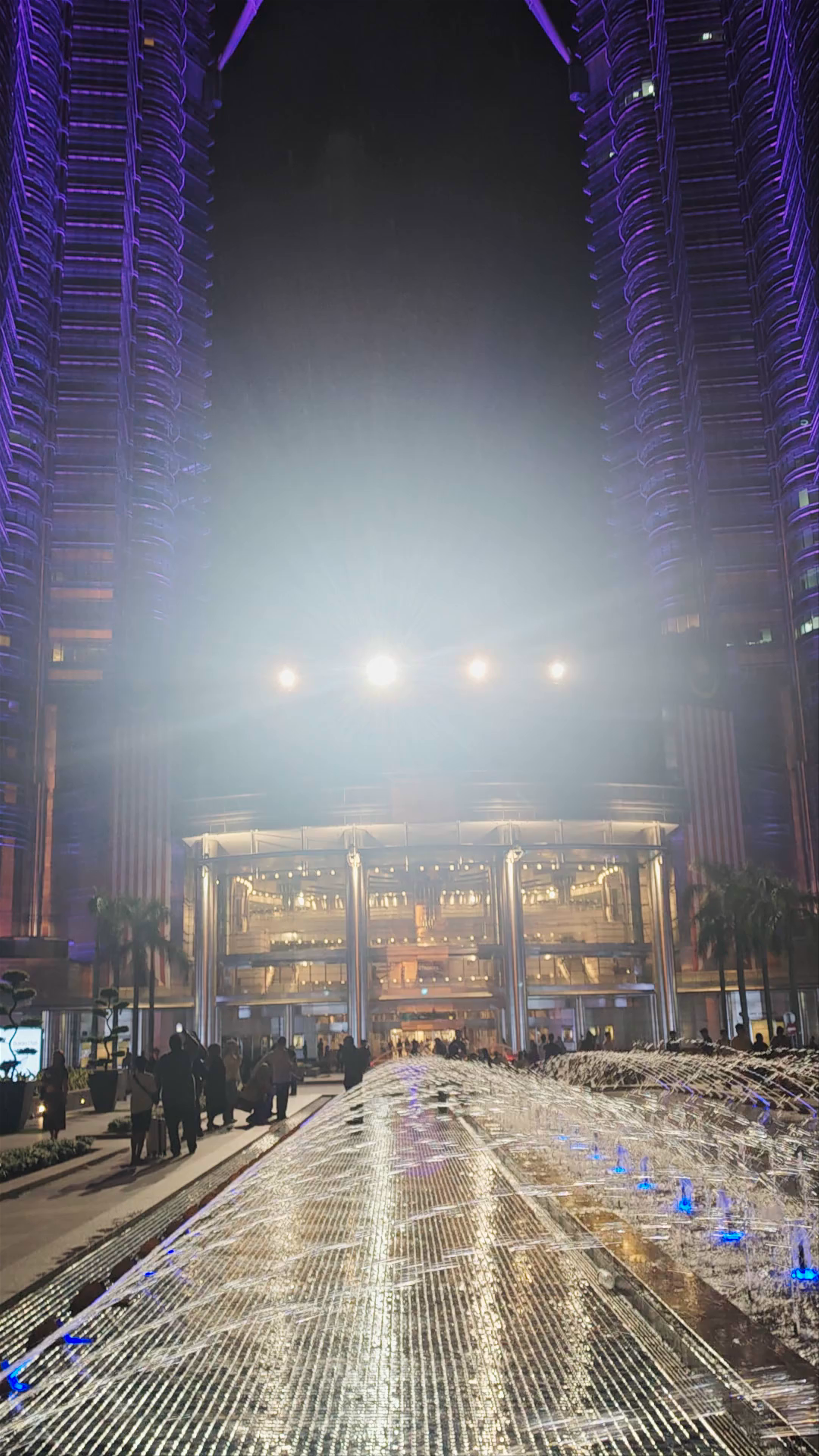 Petronas Twin Towers at Night: Kuala Lumpur’s Iconic Skyline Illuminated
