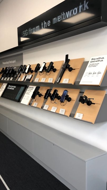 Verizon - Setting inside the store - Mobile Phones Near Me - Fair Oaks, California
