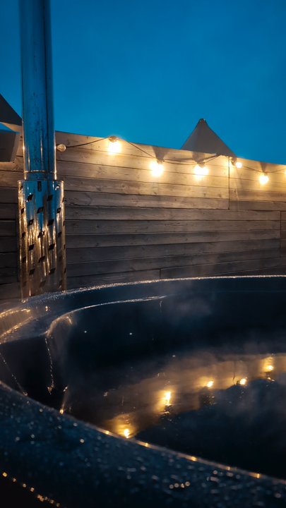 CopenHot - Hot tub and string lights, what a vibe - Boat Tours Near Me - København