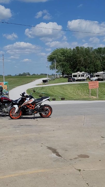 Iowa's Best Burger Cafe - Just a quick look of facility.  notice out towards the end the old school 7Up sign who remembers that logo from way back in the day? - Burgers Near Me - Kellogg, Iowa