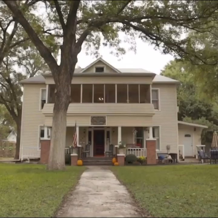 Aunt M's Illustrated Inn - Bed & Breakfast Near Me - San Saba, Texas