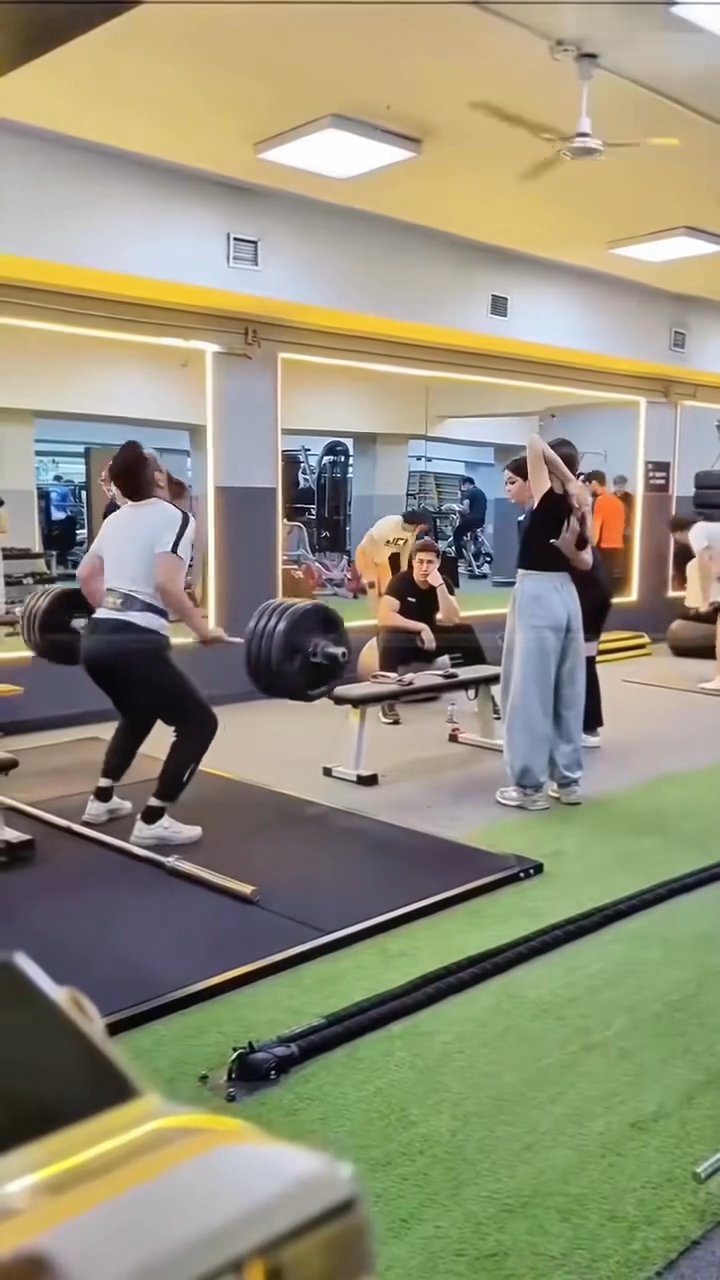 wait..... weight Prank #gym Dont try this