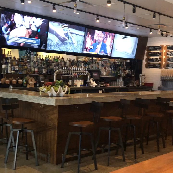 Clarion Hotel - Bar area/lounge - Hotels Near Me - Concord, California